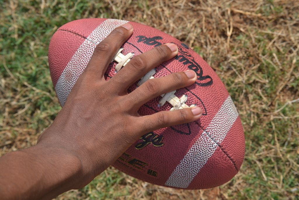 How to Throw a Football ? : 10 Steps (with Pictures) - Instructables