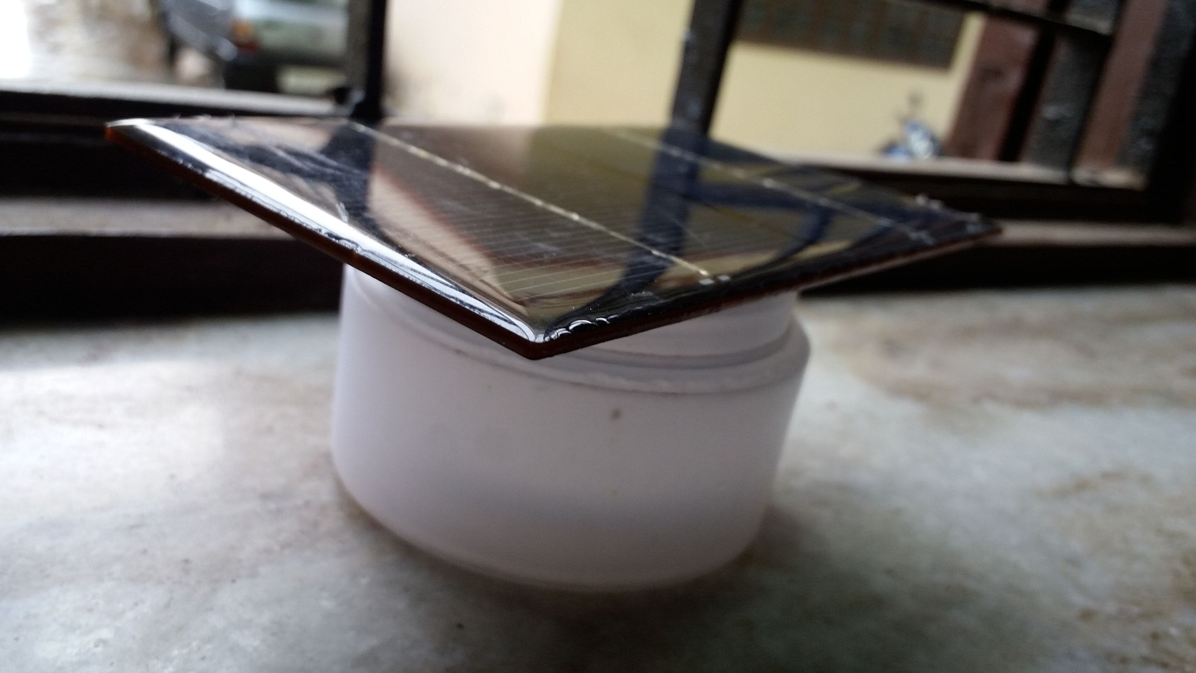 SOLAR OUTDOOR LAMP (AUTOMATIC)