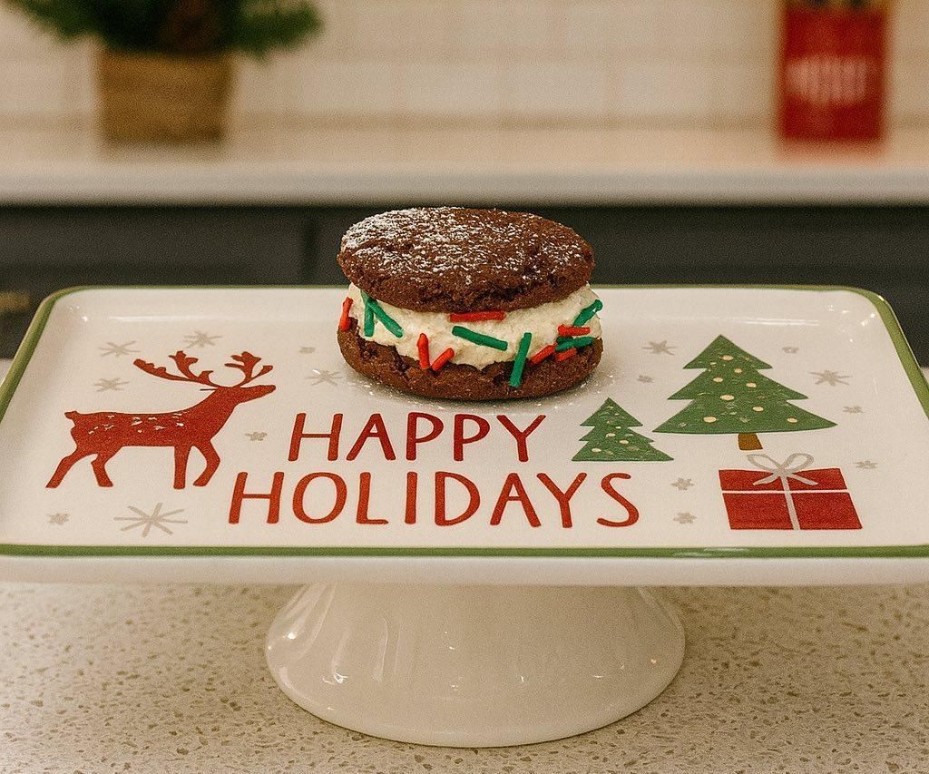 Holiday Hug Sandwich Cookies