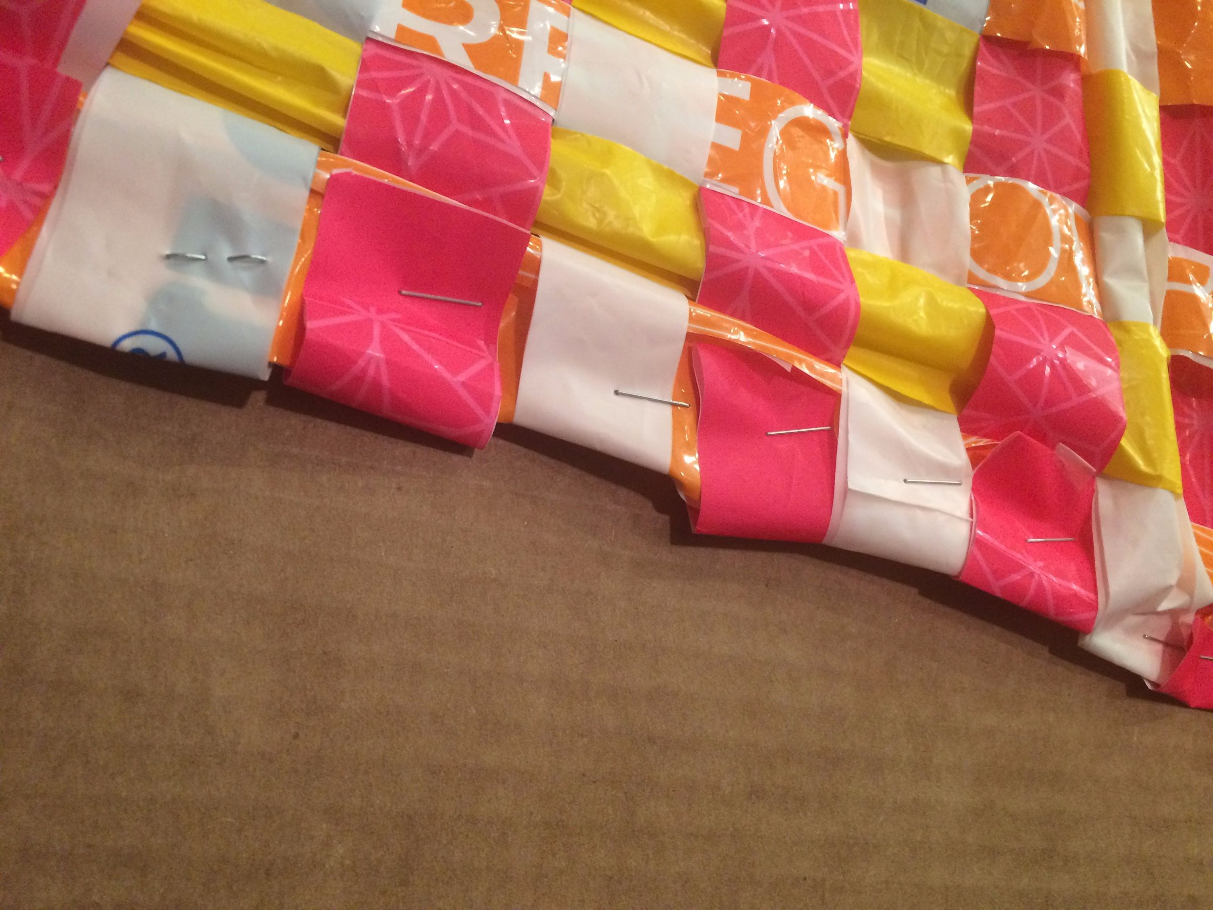 Reusable Grocery Bag Woven Out of Old Shopping Bags! 6 Steps (with