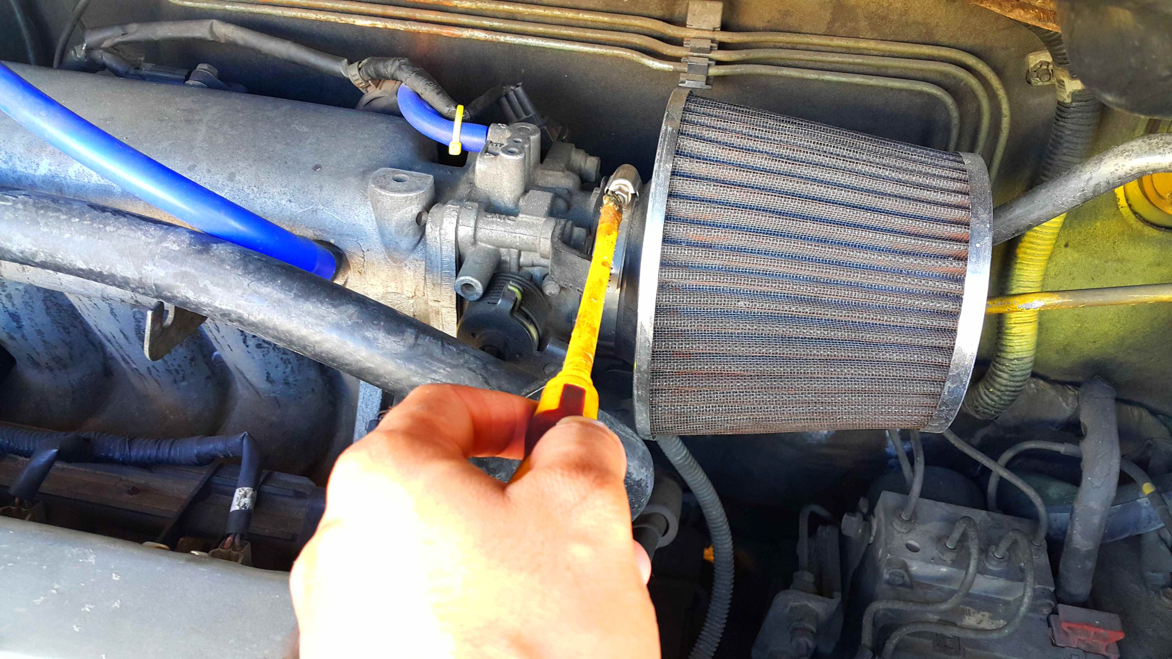 Breather Line for Hyundai Trajet 2000 Valve Cover. 