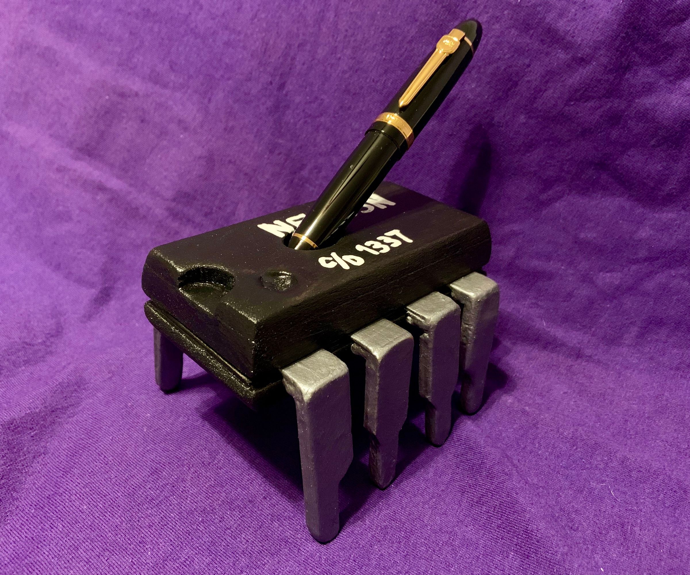 Geeky Desk Fountain Pen Holder