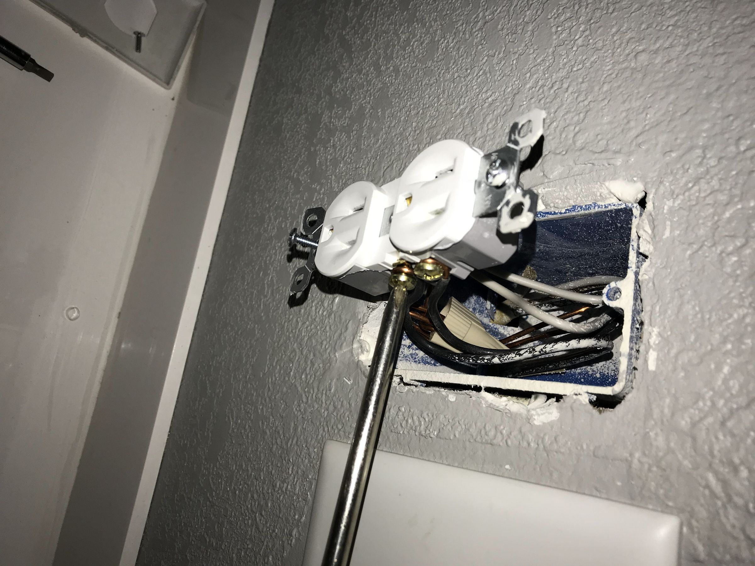 Hooking Up an Electrical Outlet 6 Steps Instructables