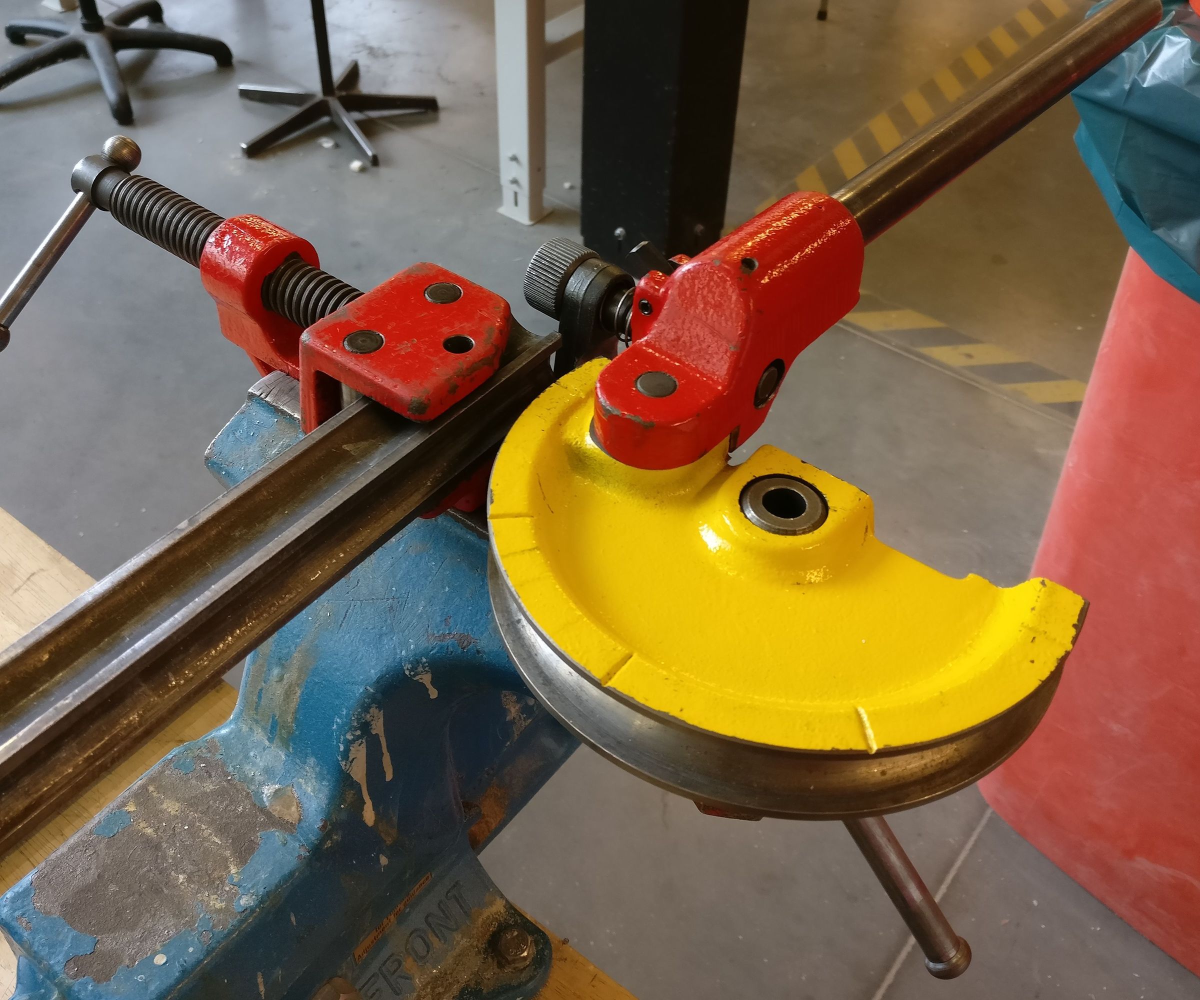 Creating Small Radii in Thin Metal Tubes + Werkplaatsidc