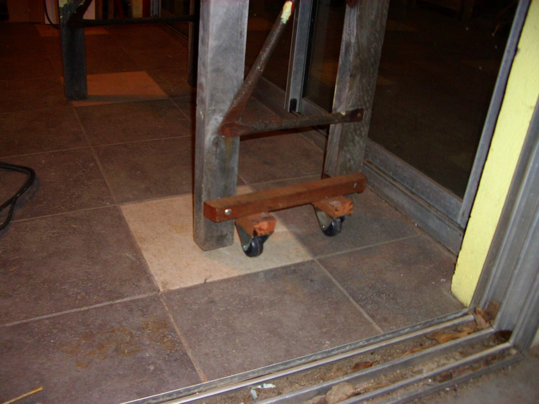 Agregando Ruedas a La Mesa (adding Wheels to Table) 3 Steps