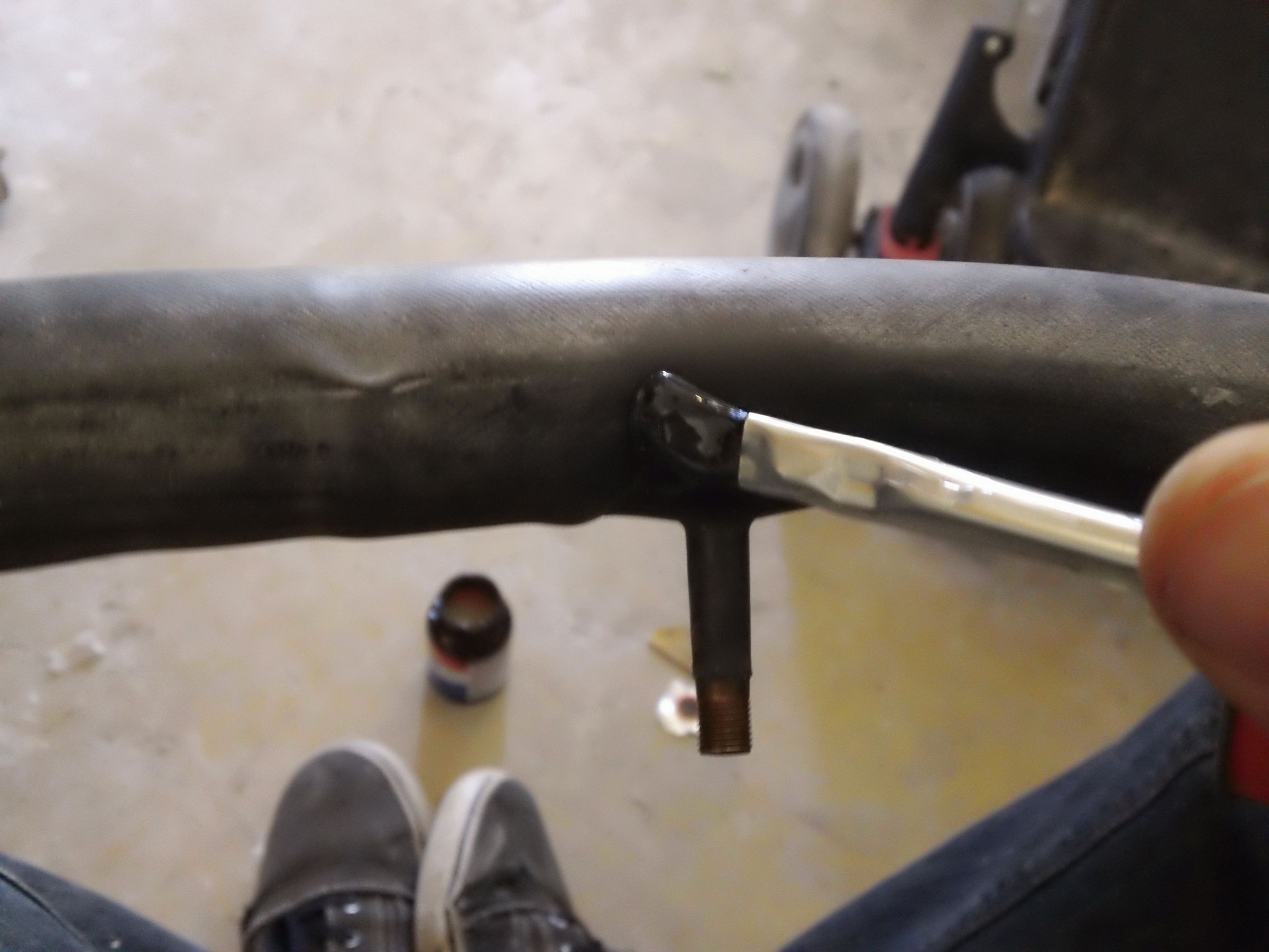 HOW TO FIX a FLAT TIRE ON a BIKE. 8 Steps Instructables