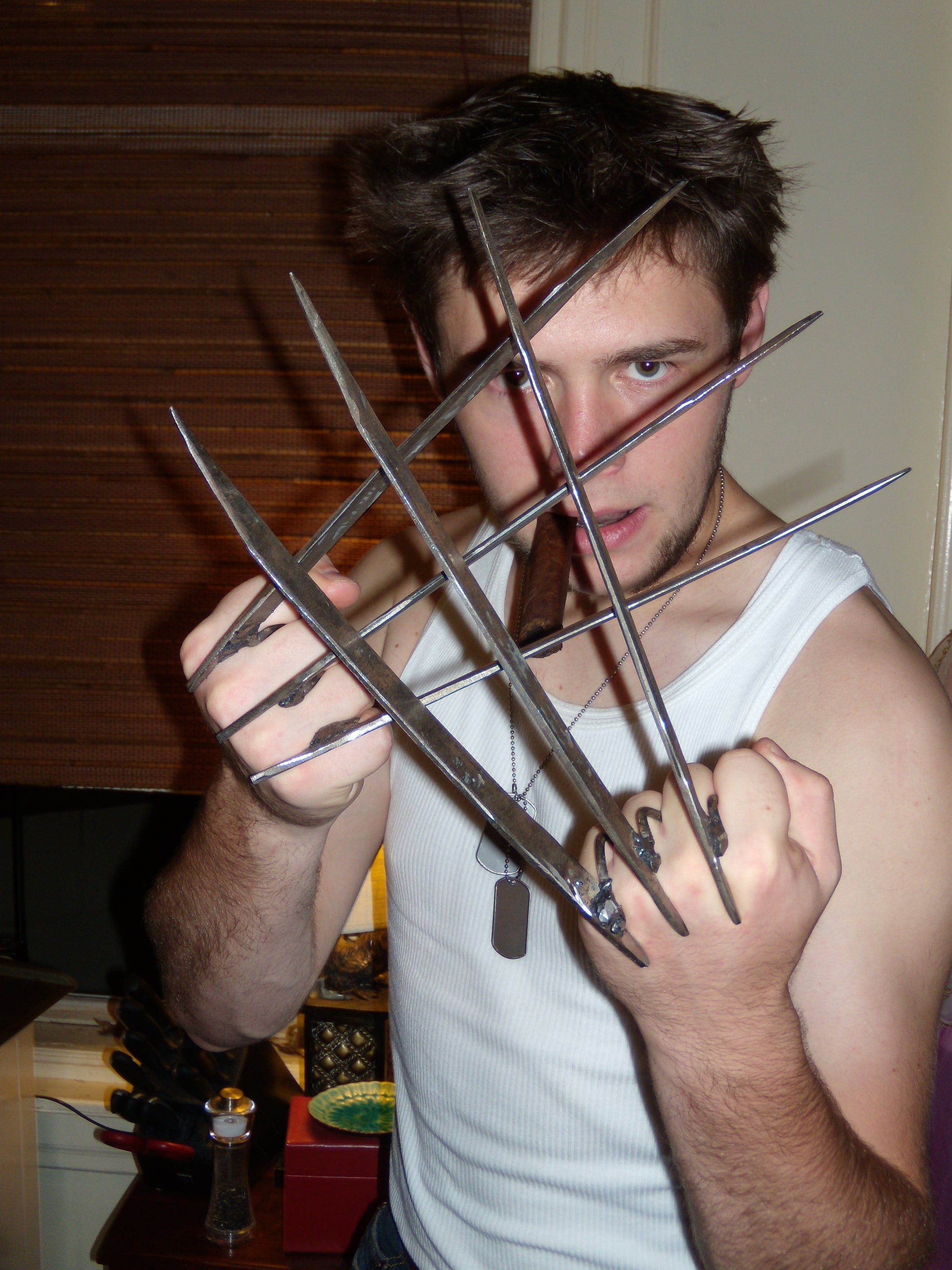 How To Get The Wolverine Claws In Gorn Wolverine Claws : 4 Steps (with Pictures) - Instructables