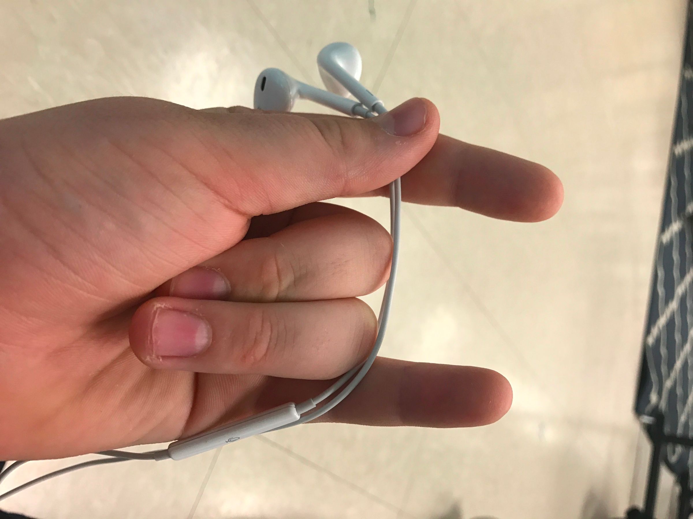 Wrap Up Earbuds to Keep From Tangling! 4 Steps Instructables