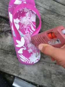 Put Glue on Sandal and Put the Metal Stick on the Sandal