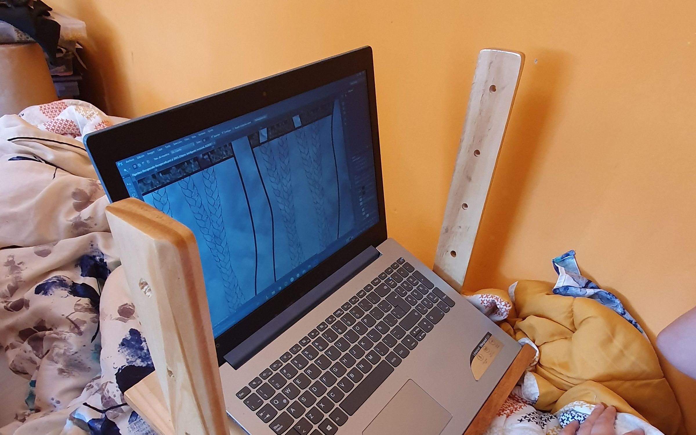 Mesa Para Notebook Regulable (Adjustable Notebook Table)