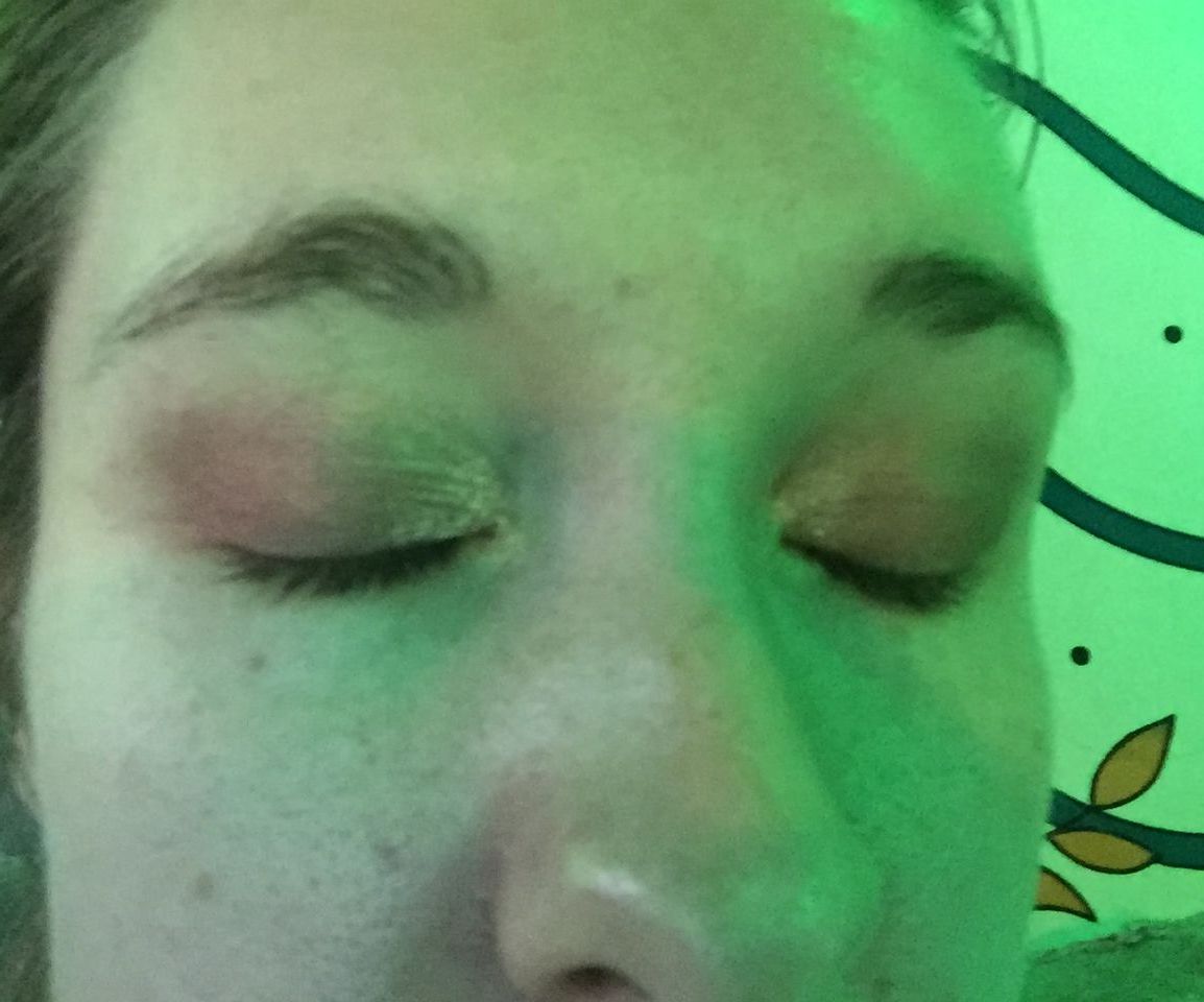 How to Put on Eyeshadow 