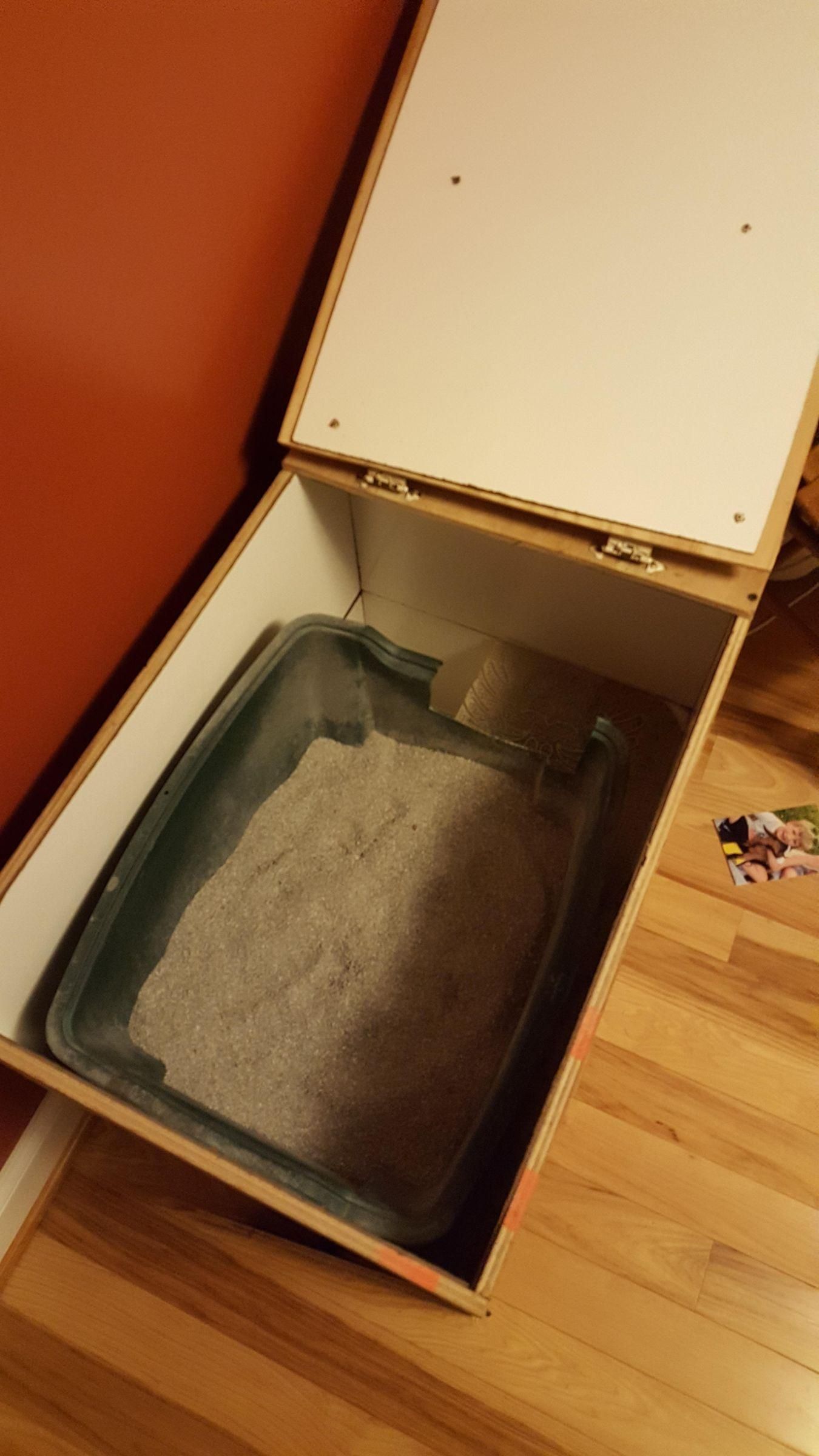 Silicone the Seams Around Litter Box