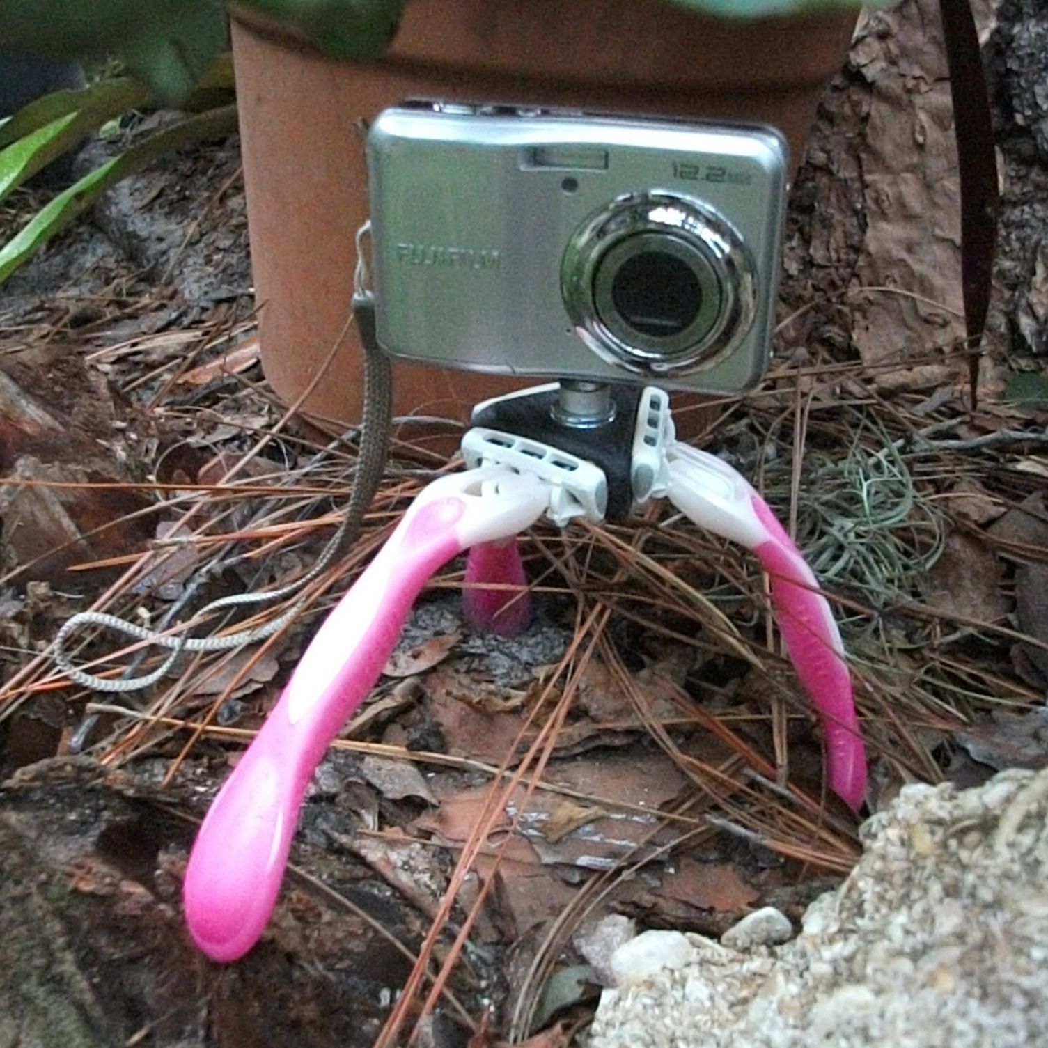 Very Cool Mini Disposable Razor Tripod for Your Camera! 3 Steps