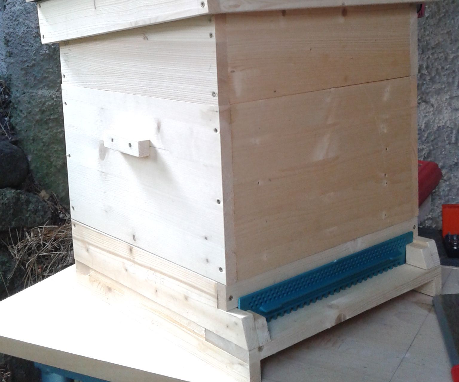 Build a Langstroth Bee hive (beekeeping the simple way)
