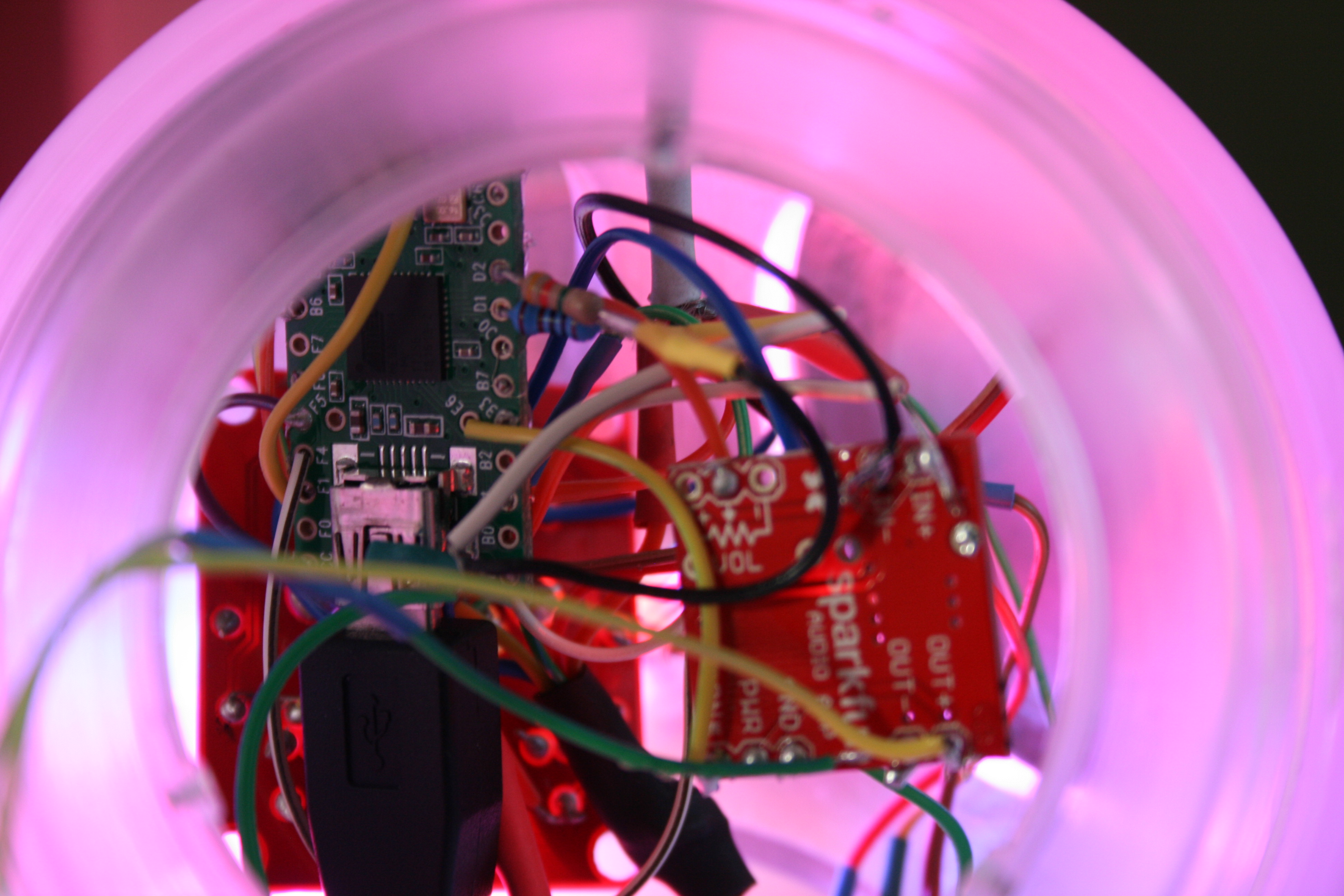 RGB Flashing IPod Dock From an Old Speaker! 8 Steps (with Pictures