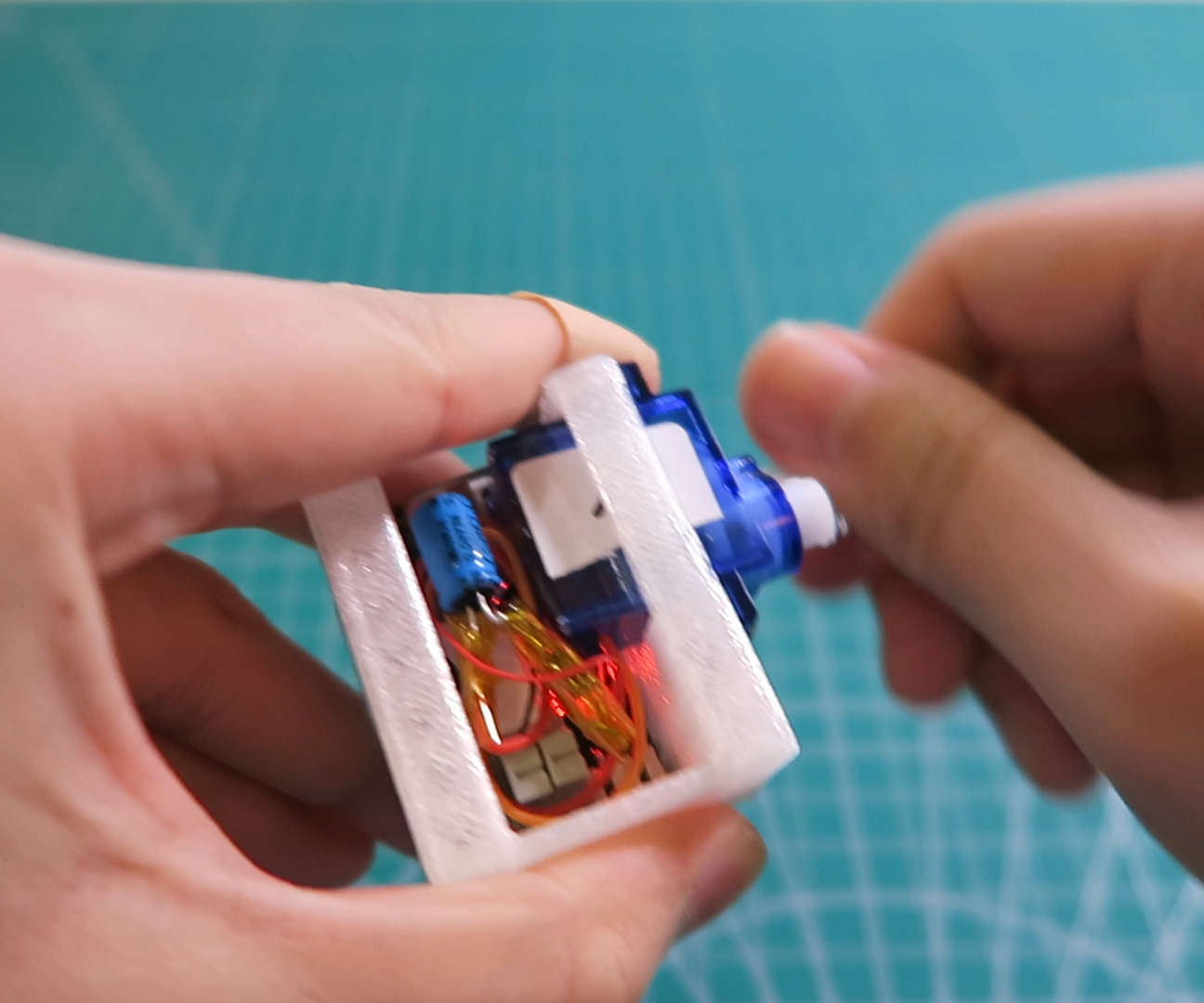 Free Energy ? Charge Your Mobile Phone With a Hand Crank Generator