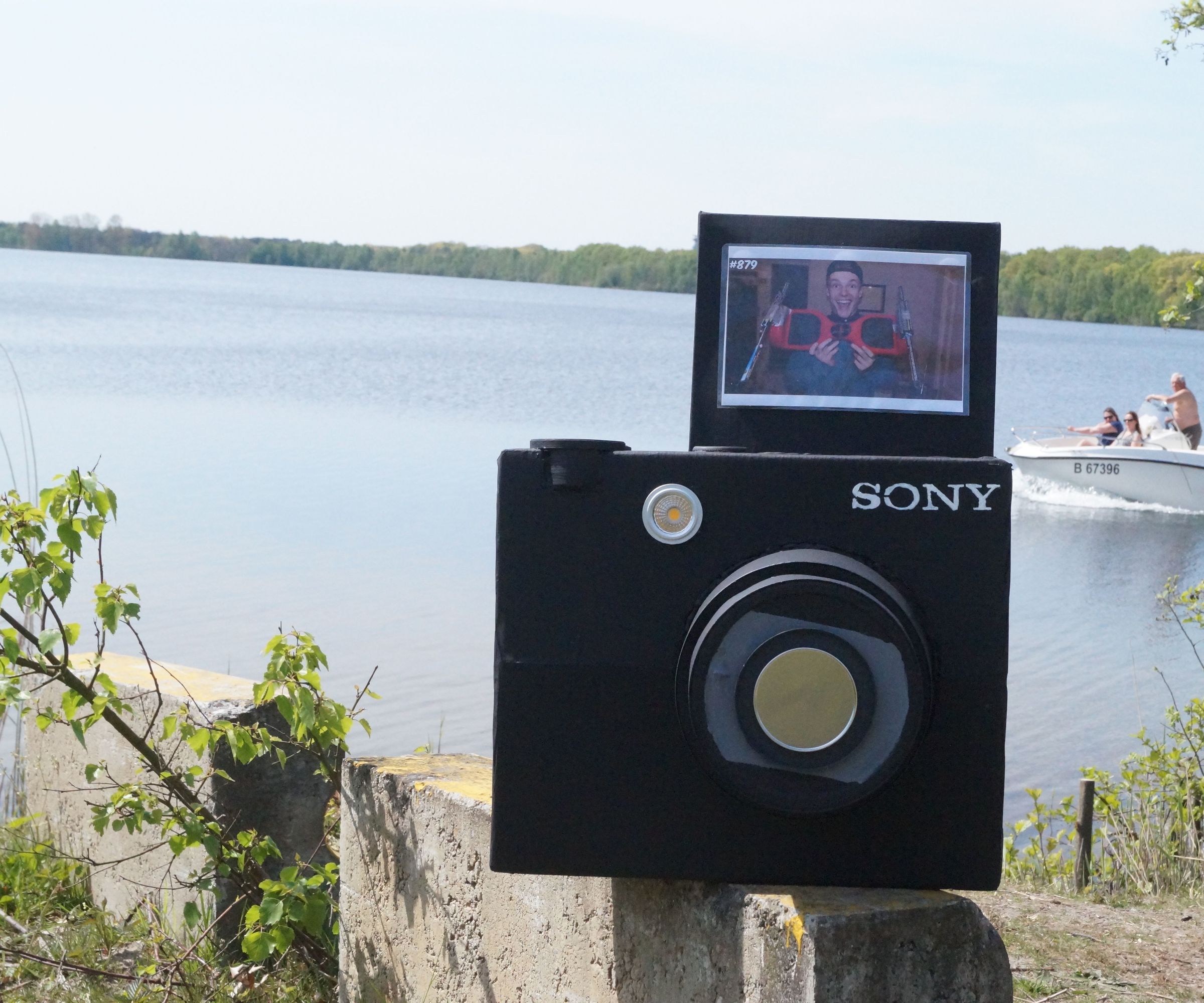 Grote Kartonnen Camera Van Enzo Knol
