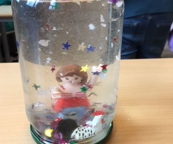 A D.I.Y SNOW GLOGE