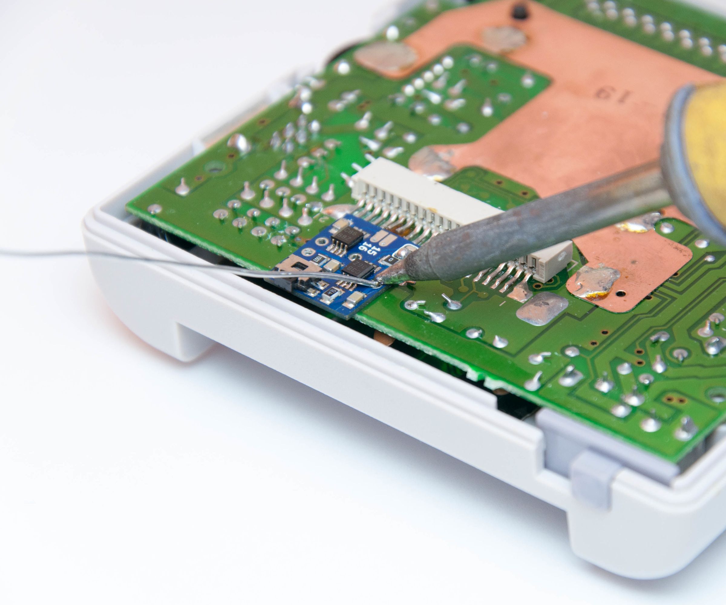 Game Boy™ DMG Bi-vert Chip Installation