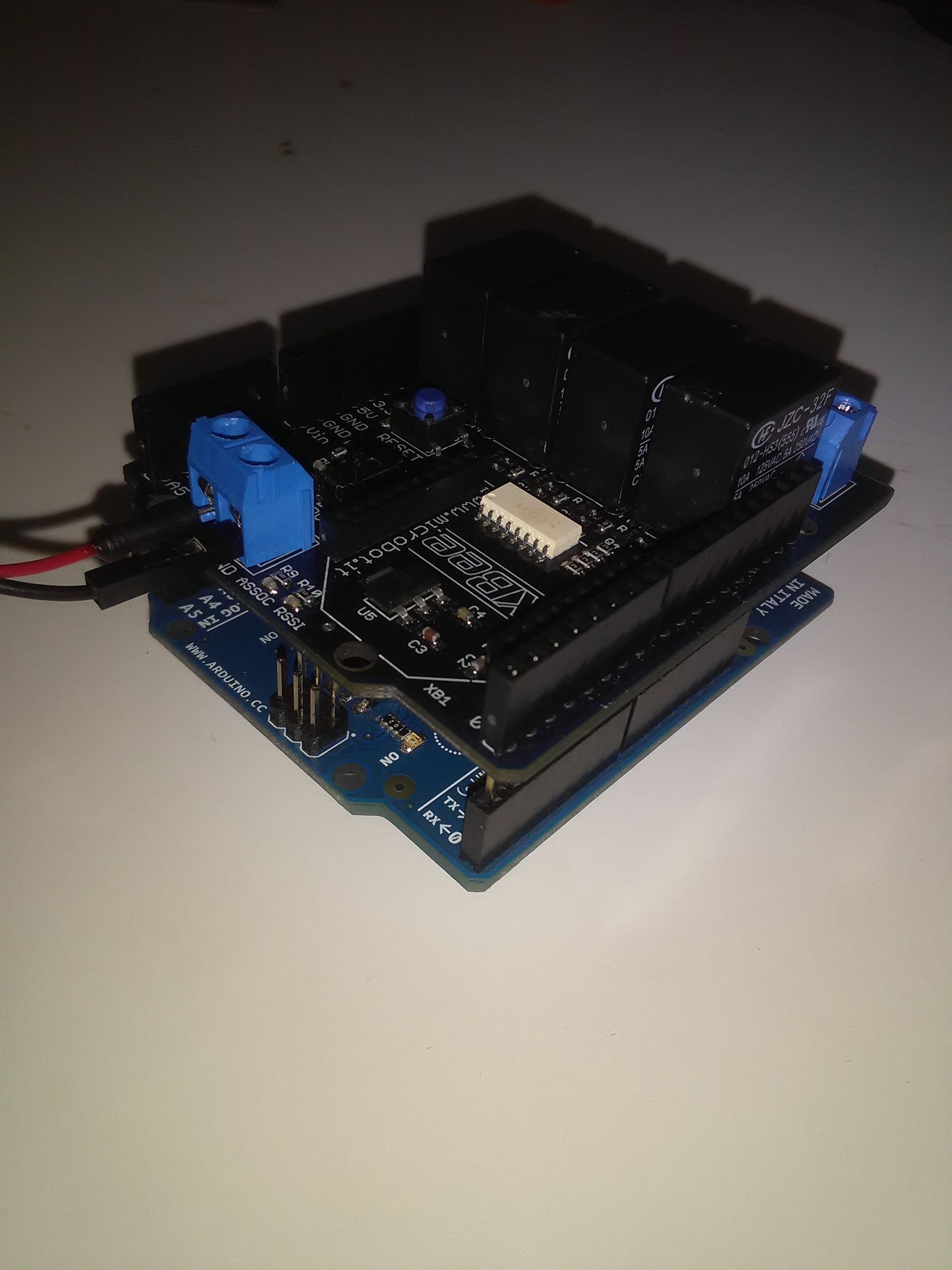How to Control the Relay Shield With Arduino. (MR007-002.1)