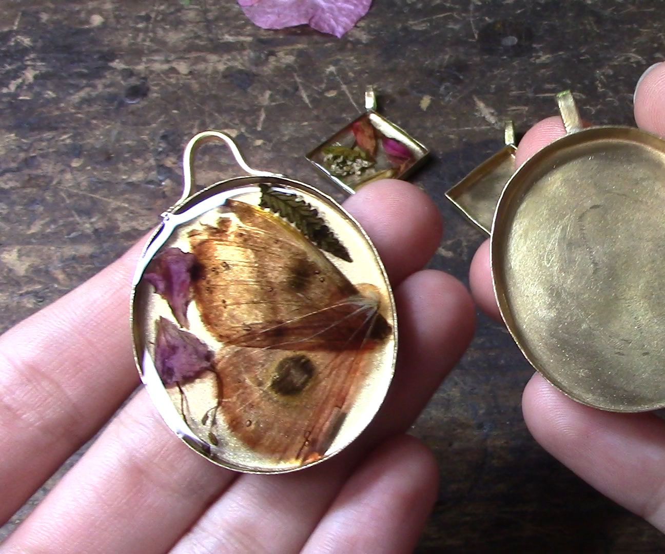 DIY Resin Pendant With Dried Flowers