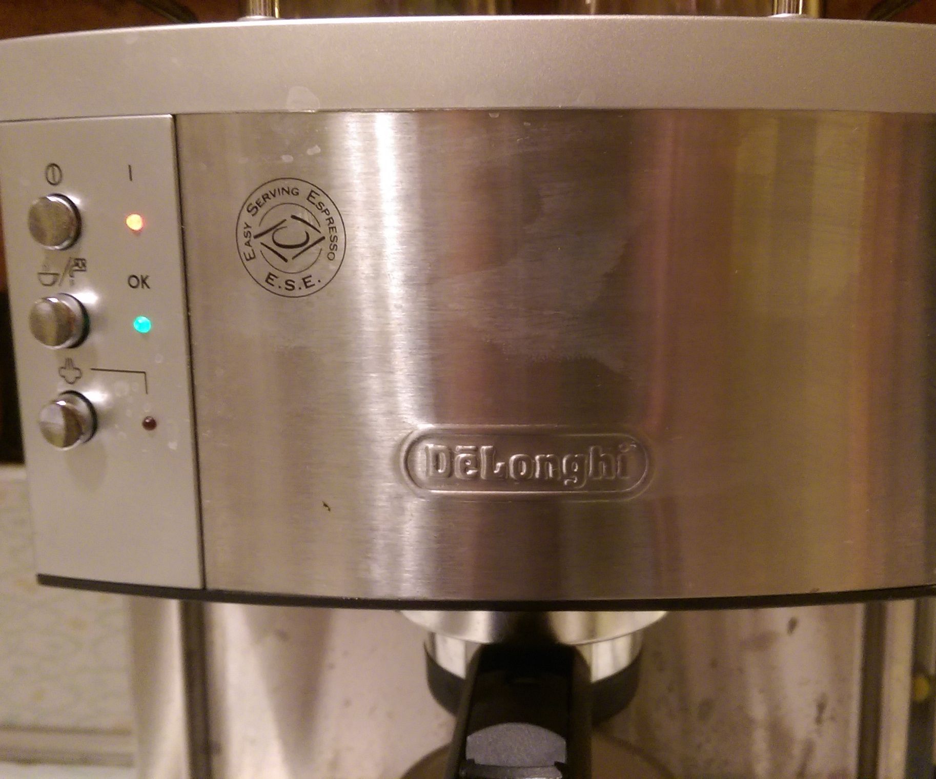 Creating a Cuppuccino With a Delonghi Espresso Machine