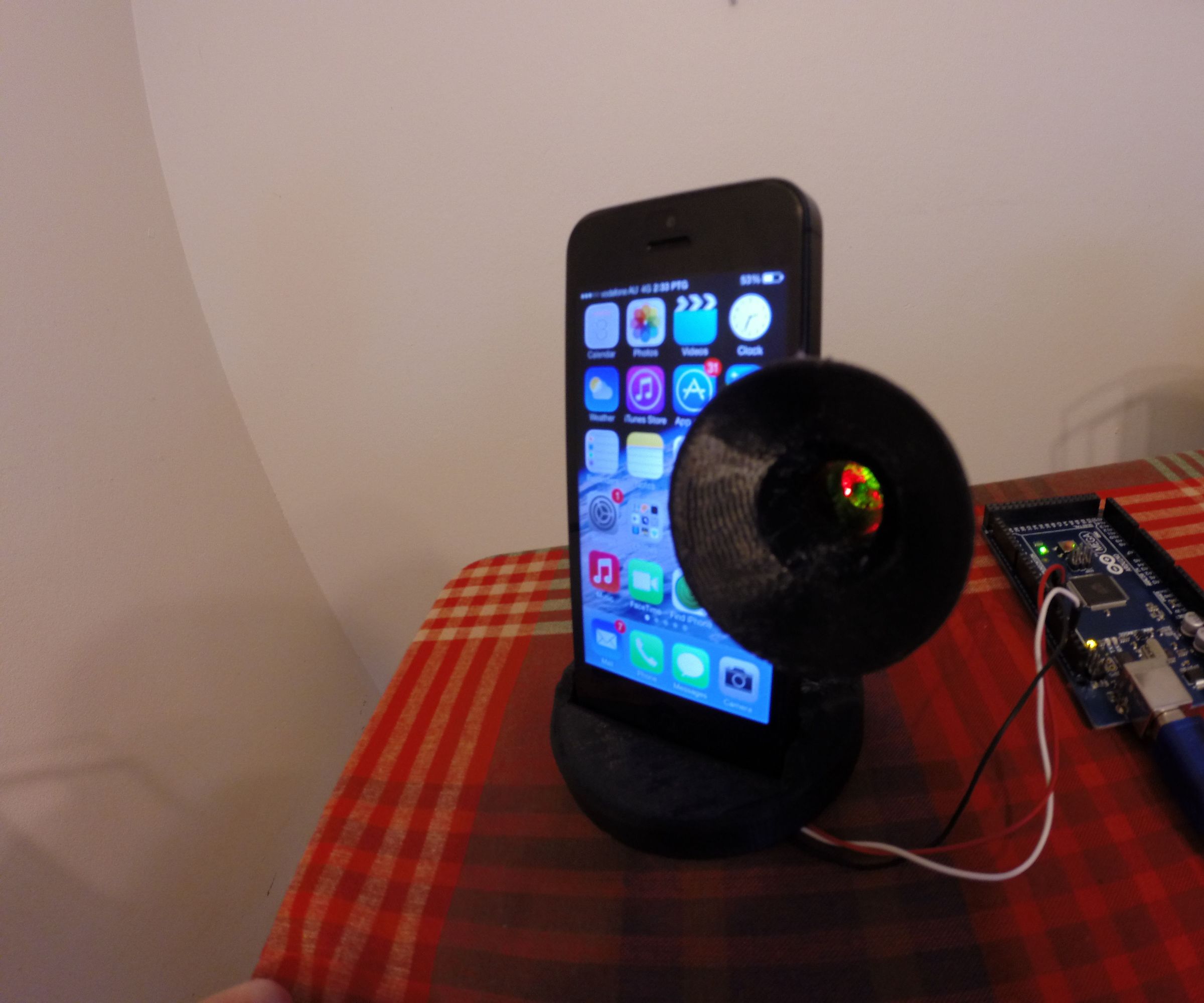 Ugly spooky iPhone gramophone speaker - Arduino & 3D printing