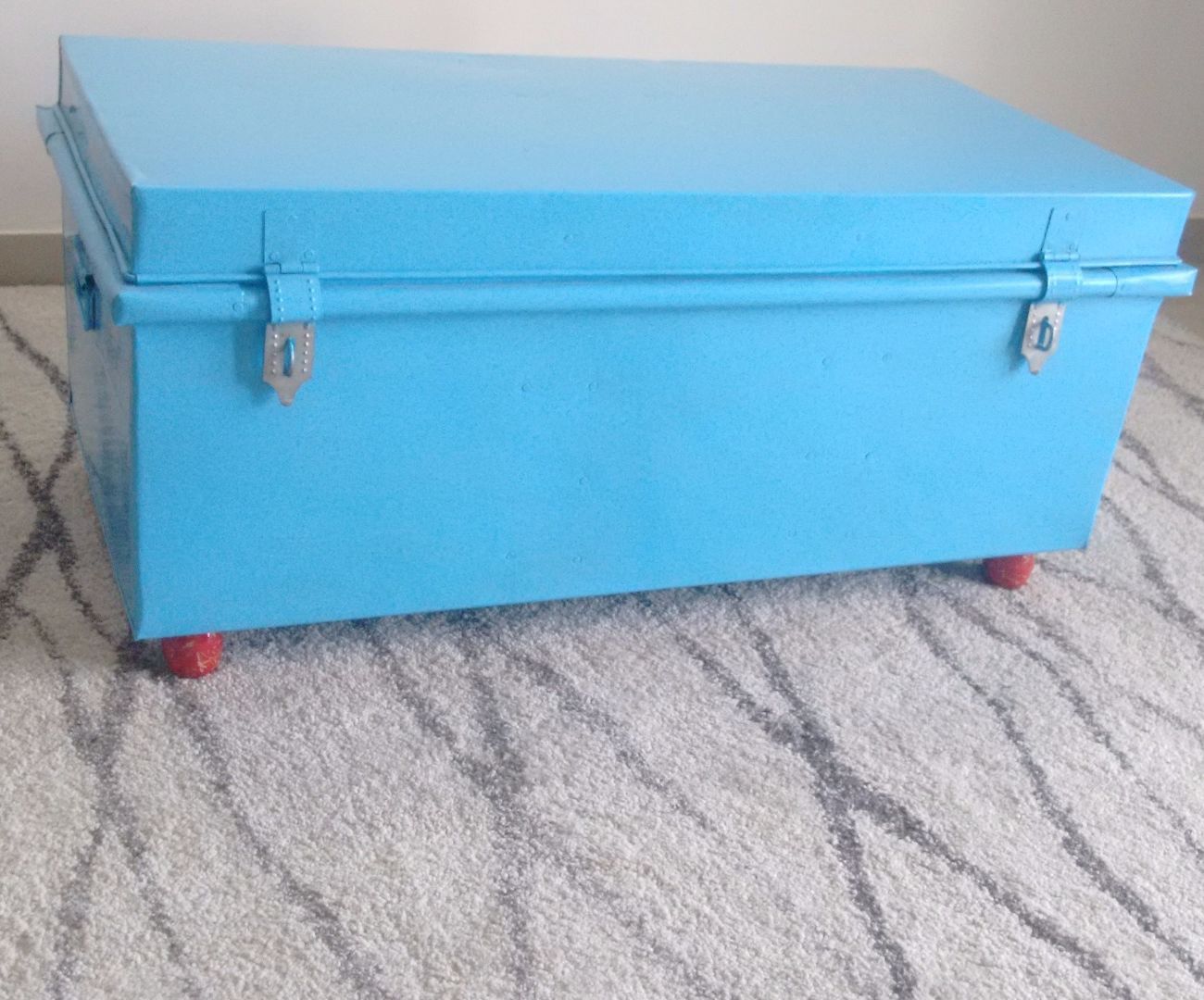 Turn your metal trunk into a coffee table