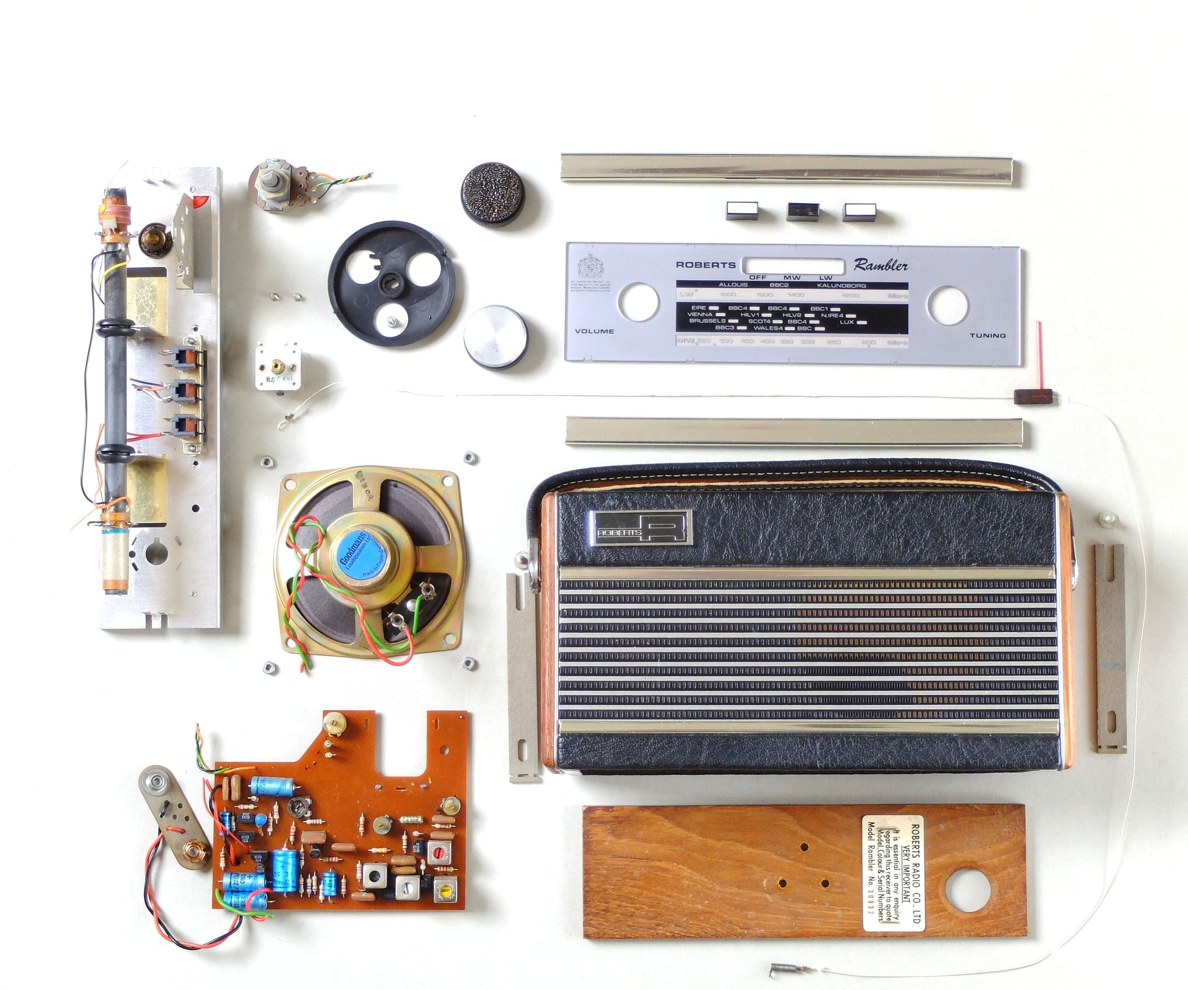 Vintage Radio Turned Into a Phone Speaker