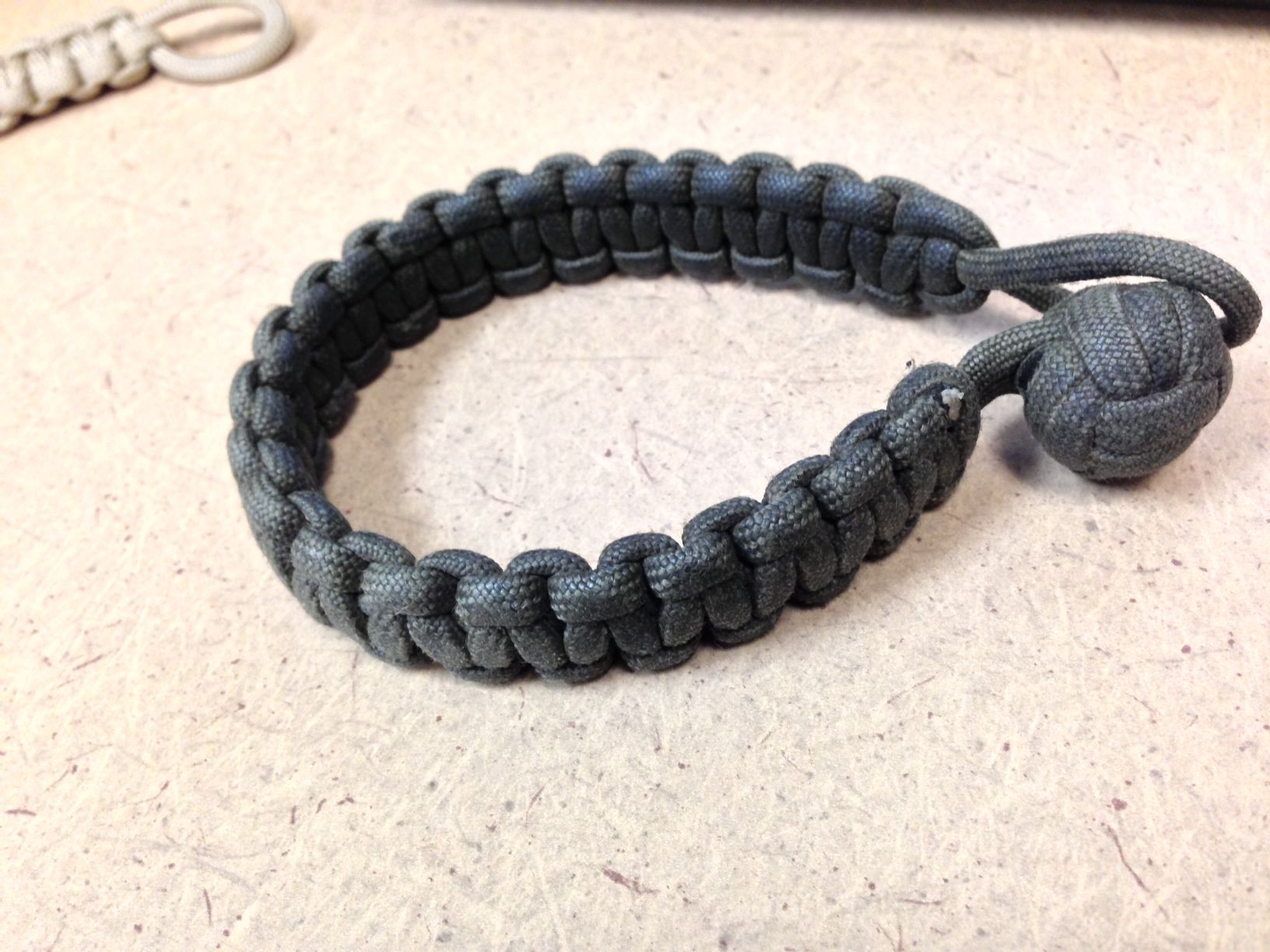 Making a Bi-Tone Paracord Bracelet