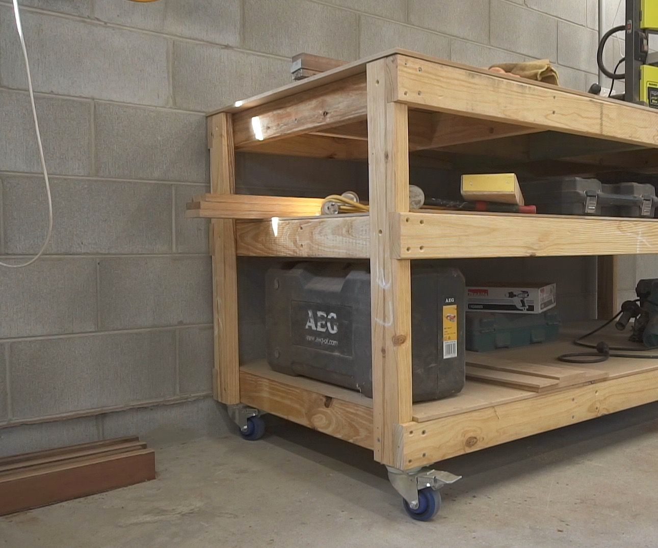 Simple Mobile Workbench/Assembly Table