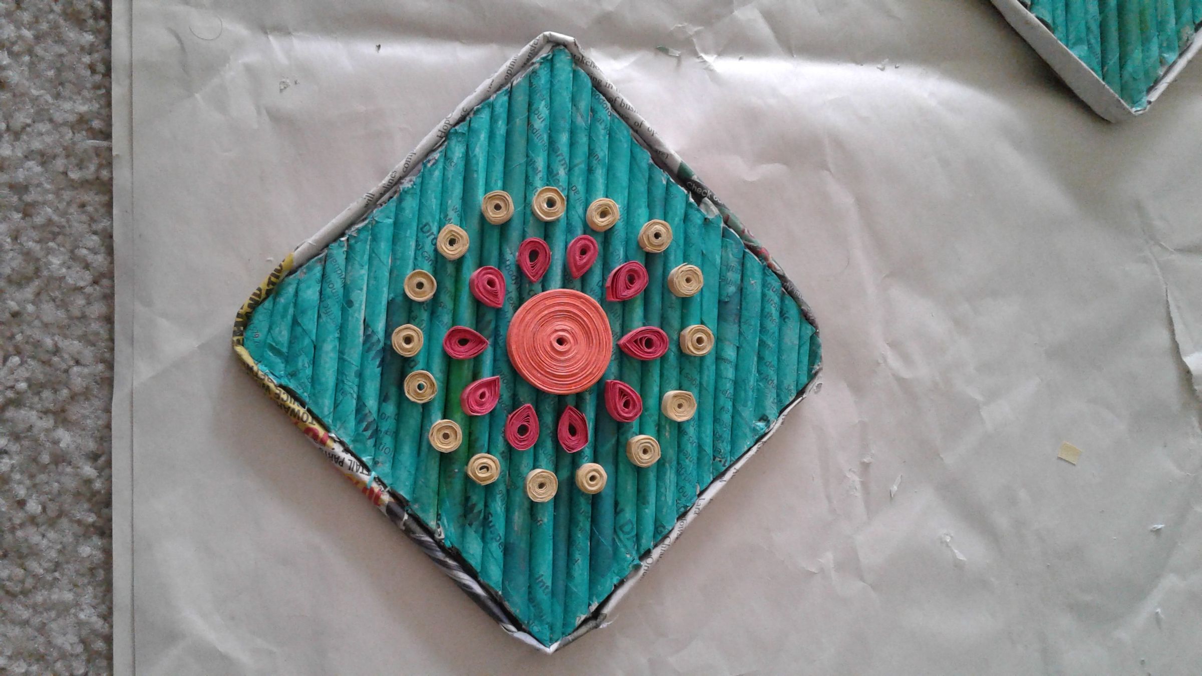 How to Make Newspaper Wall Hanging /DIY Wall Hanging With Newspaper