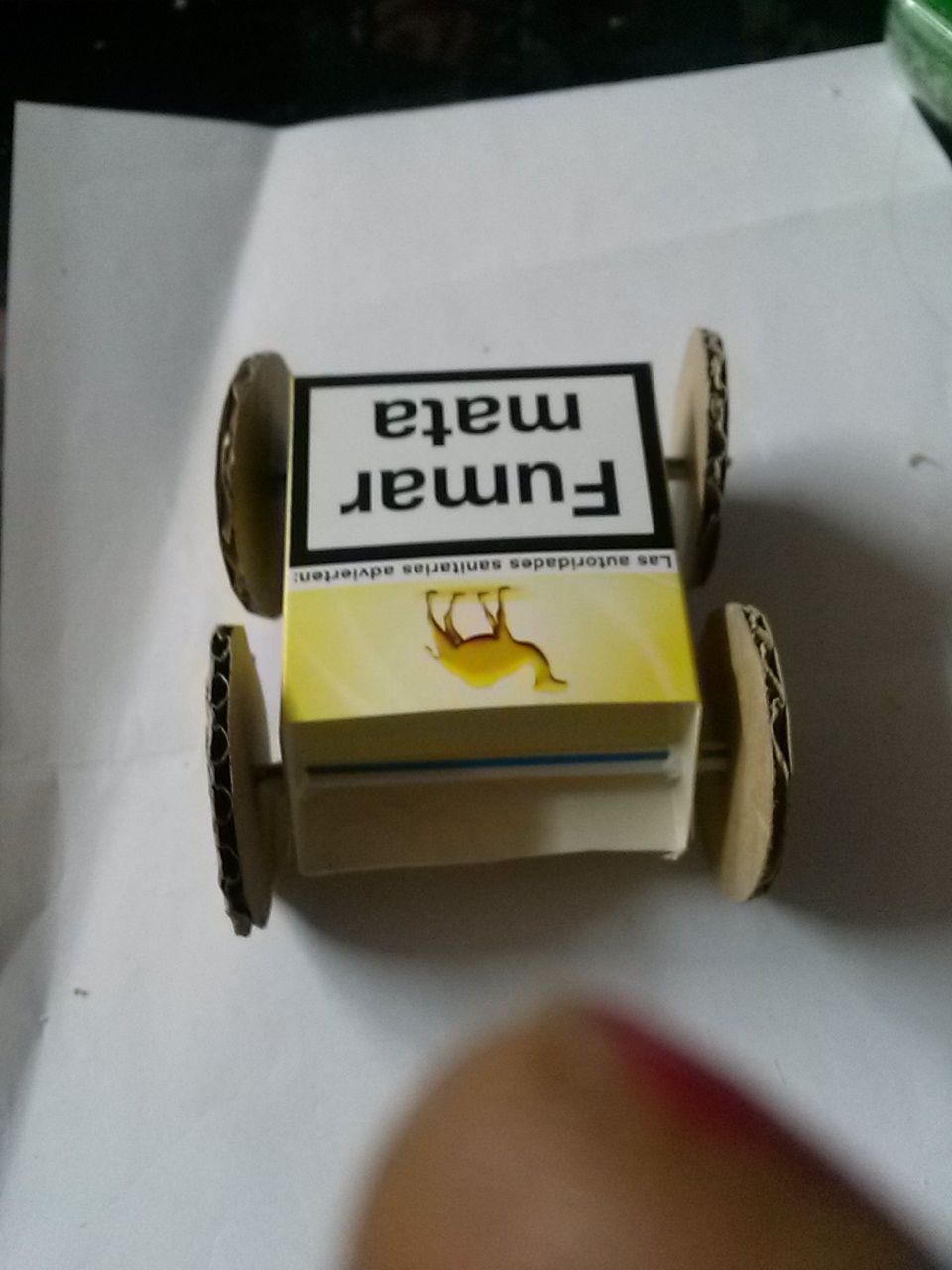 Sencillo Coche De Carton
