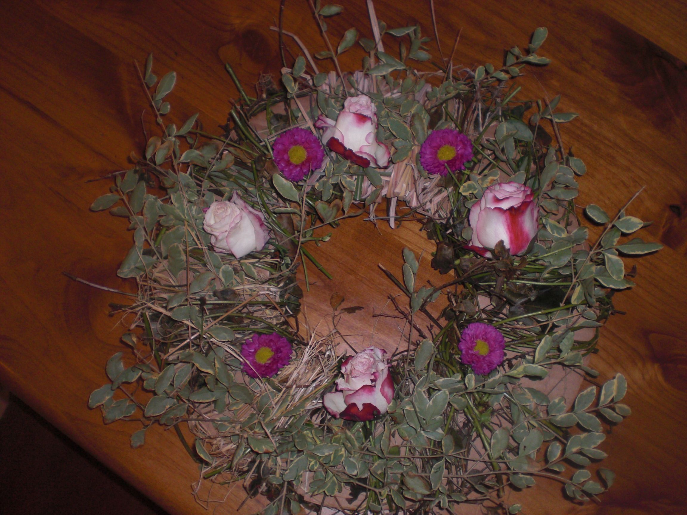 How to Make a Homemade, Earth-friendly Wreath for Free (Using Materials From Around Your Home)