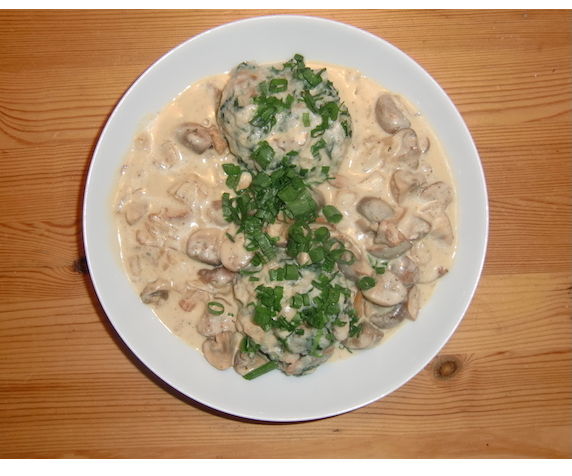 Bavarian Dumplings With Mushroom Sauce (Semmelknödel Mit Schwammerlsoße)