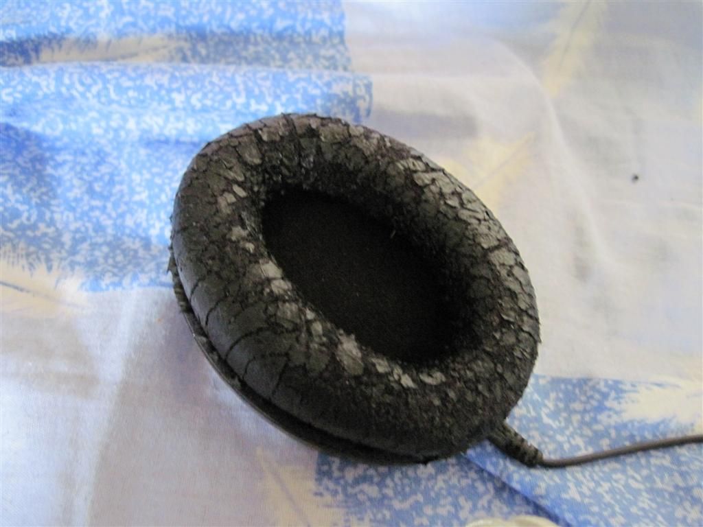 Dismantling a pair of headphones