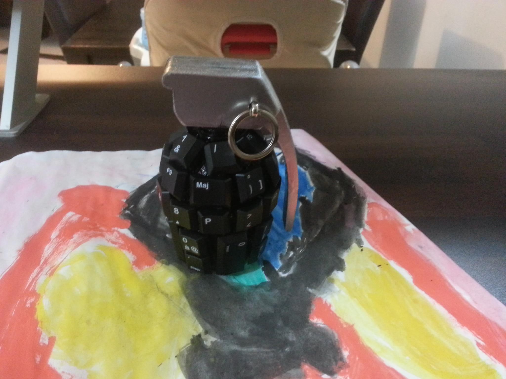 Keyboard Hand Grenade 1010101100110010B0000M