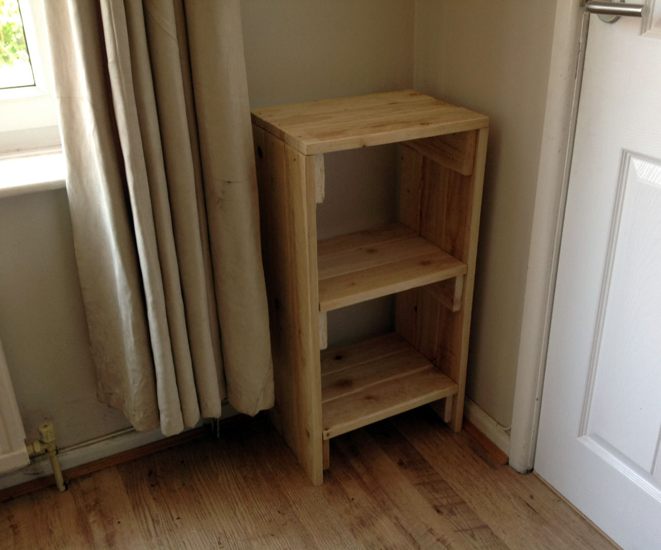 FURNITURE / TABLE MADE FROM PALLETS