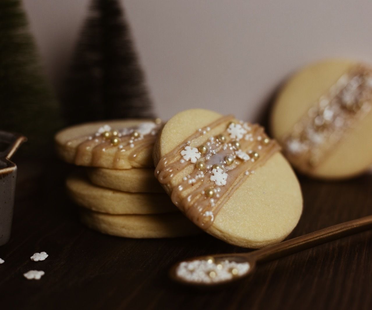 Amaretto Shortbread Cookies With a Christmas Twist