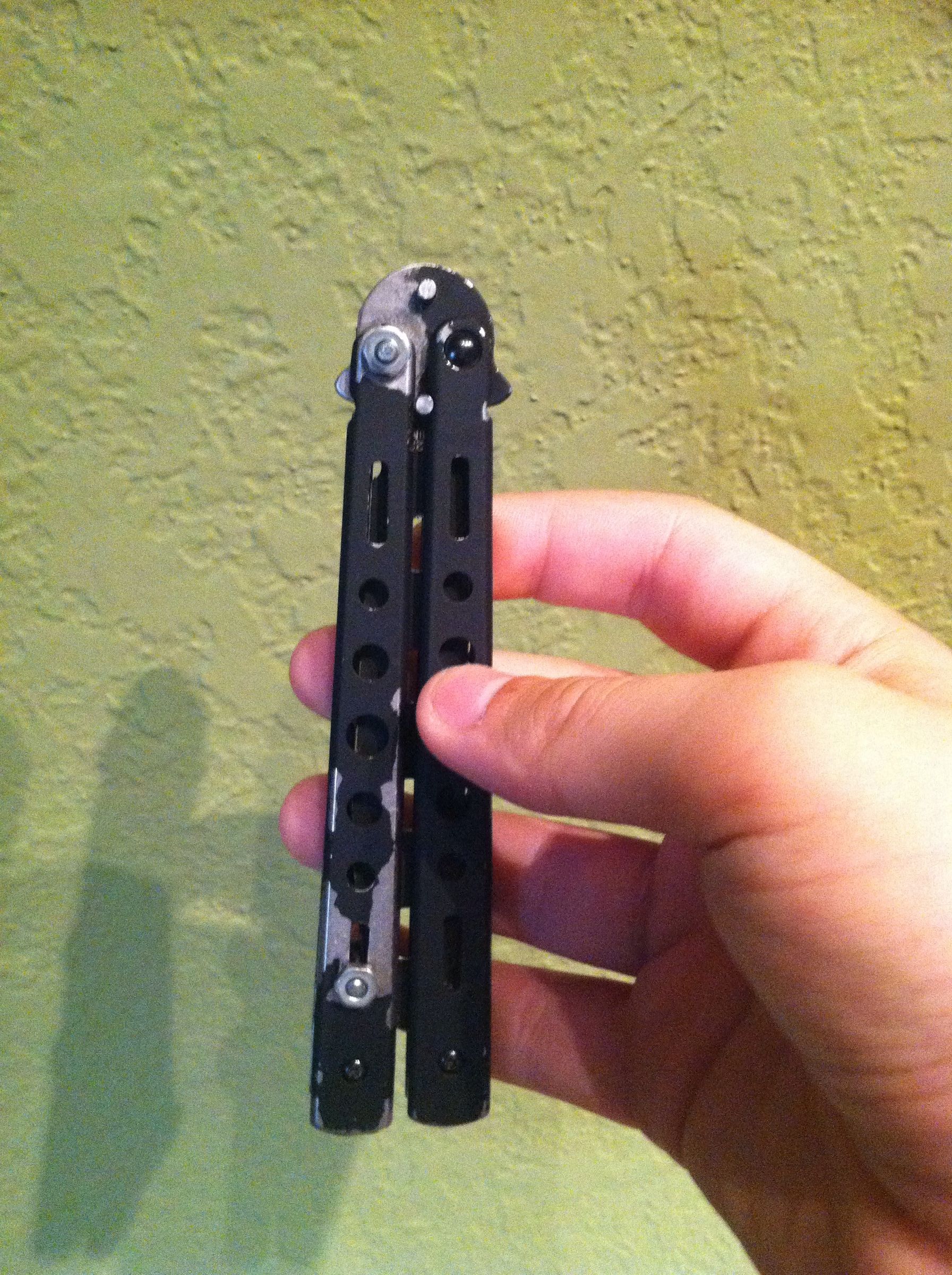 How to Use a Balisong Knife (simple Open and Close)