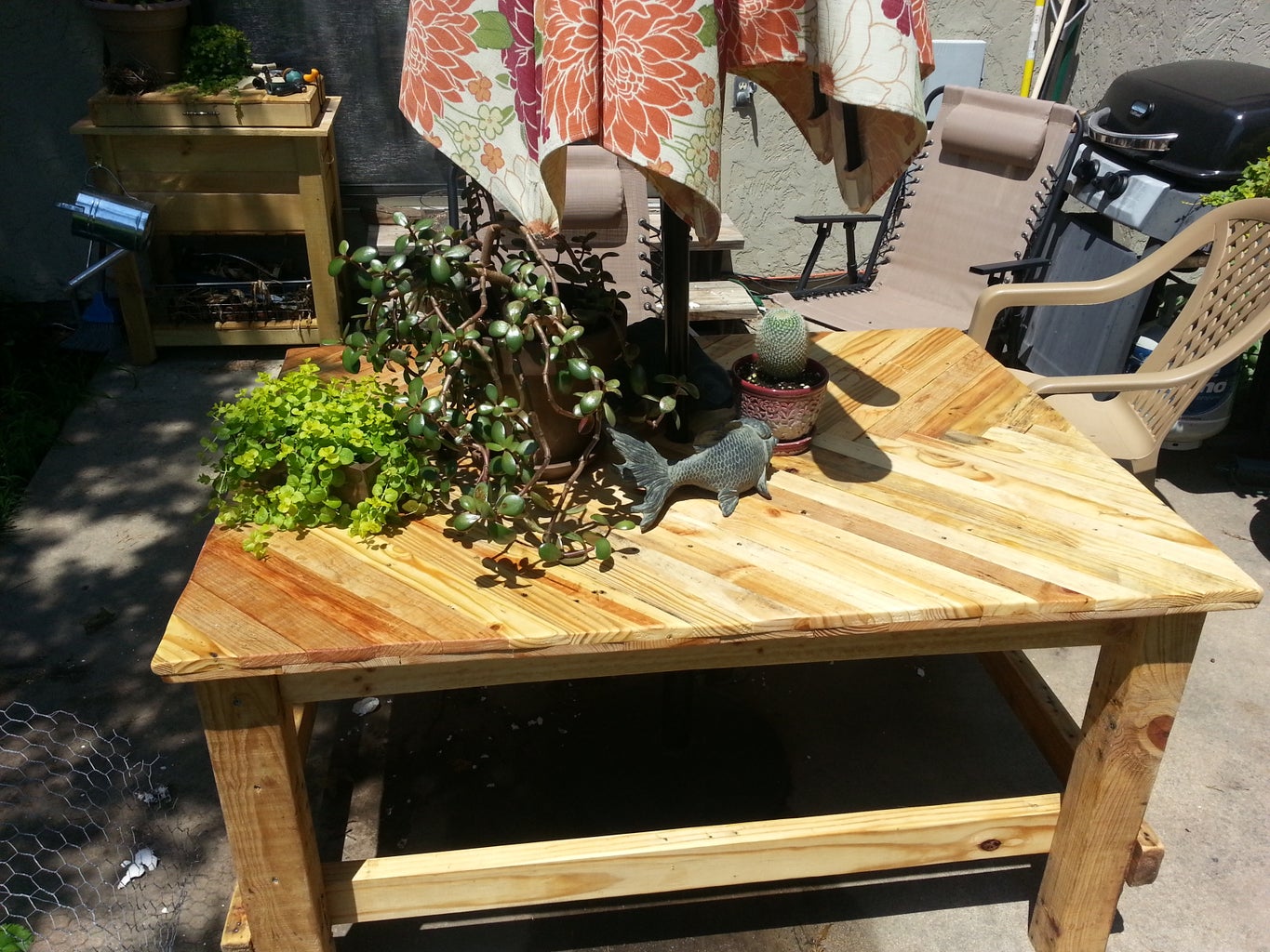 Transforming pallet wood into patio tables