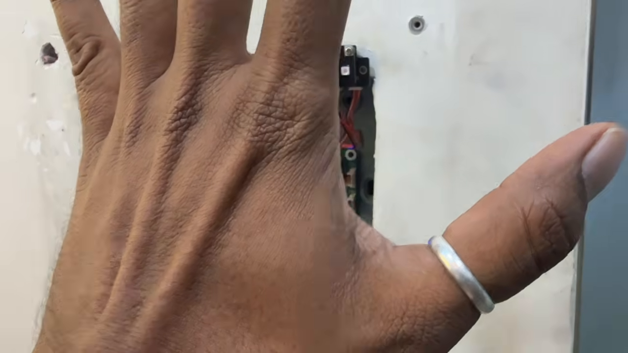 OLED แสดงผลระหว่างทดสอบ Palm Vein Door Lock