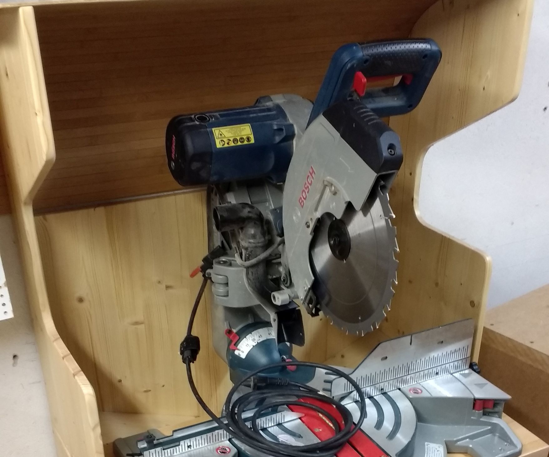 Build a dust extraction cabin for the miter saw