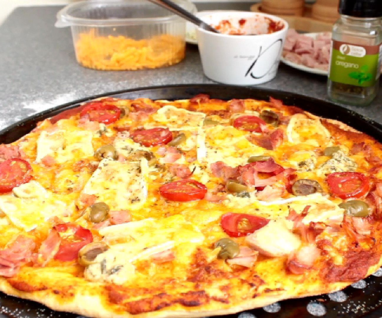 How to Make a 3 Cheese Ham Delicious Simple Pizza