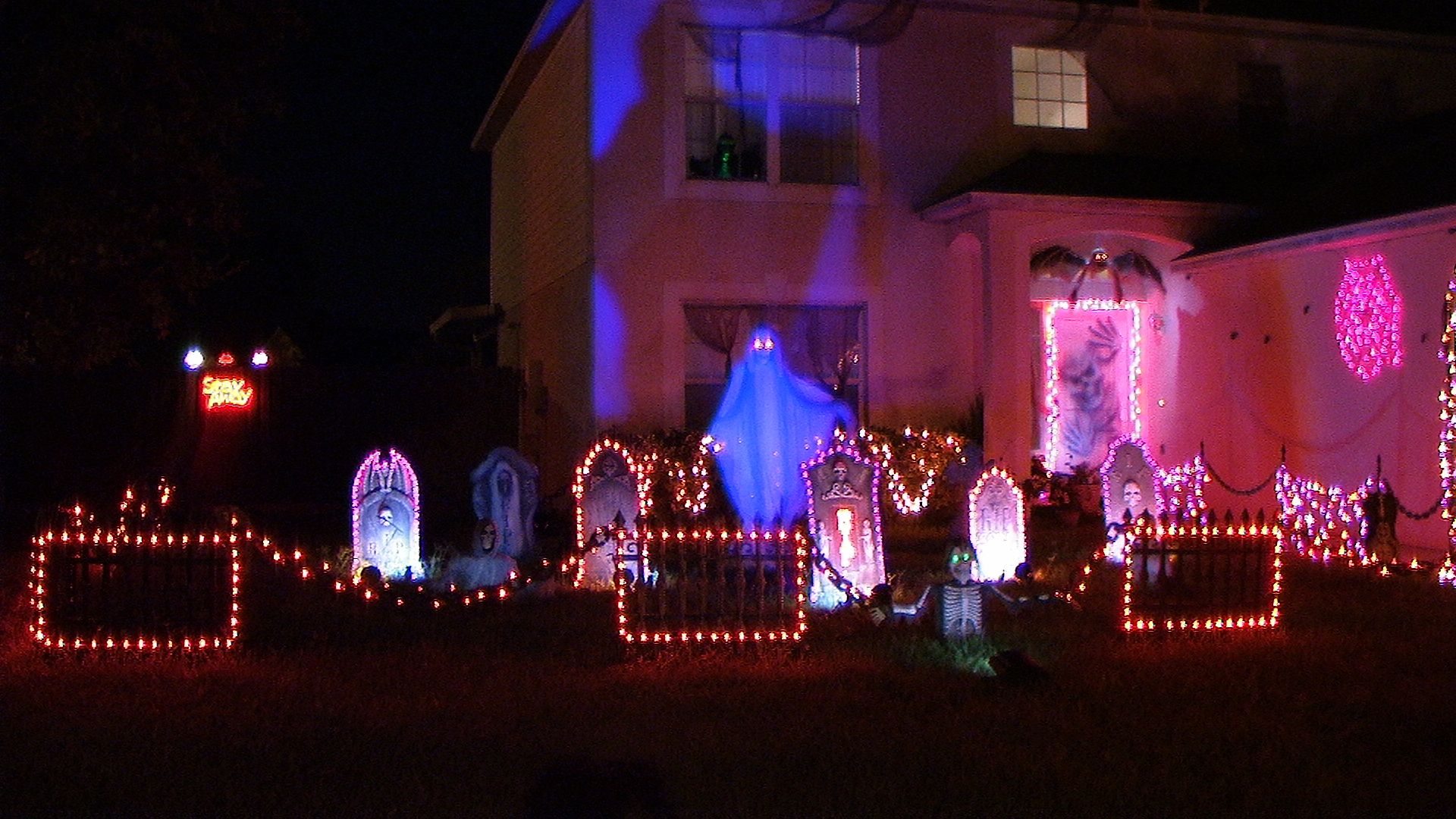 Jay's 2008 Computerized Halloween Light Show (Part 7)