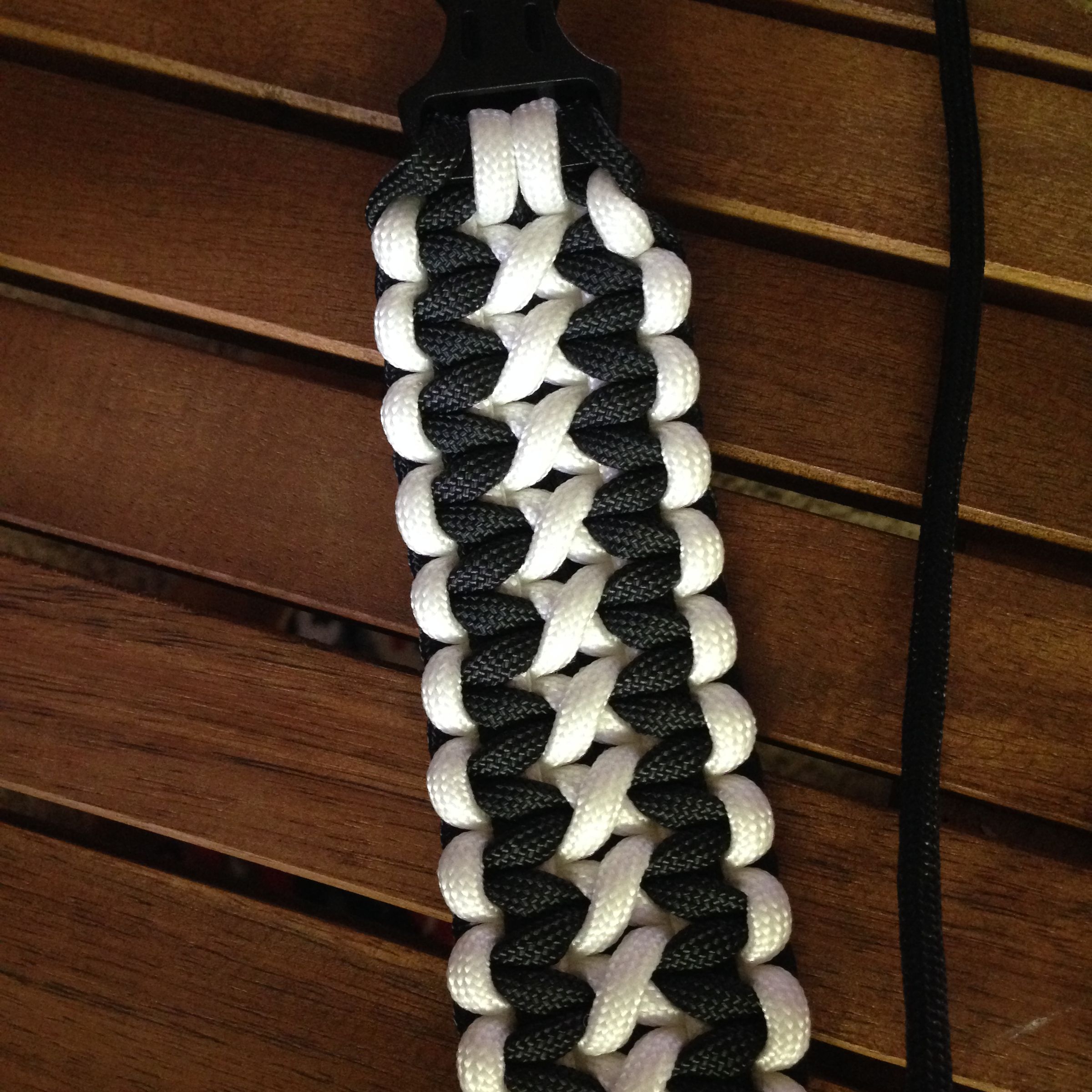 Paracord Bracelet With Fire Starter Buckle 5 Steps (with Pictures