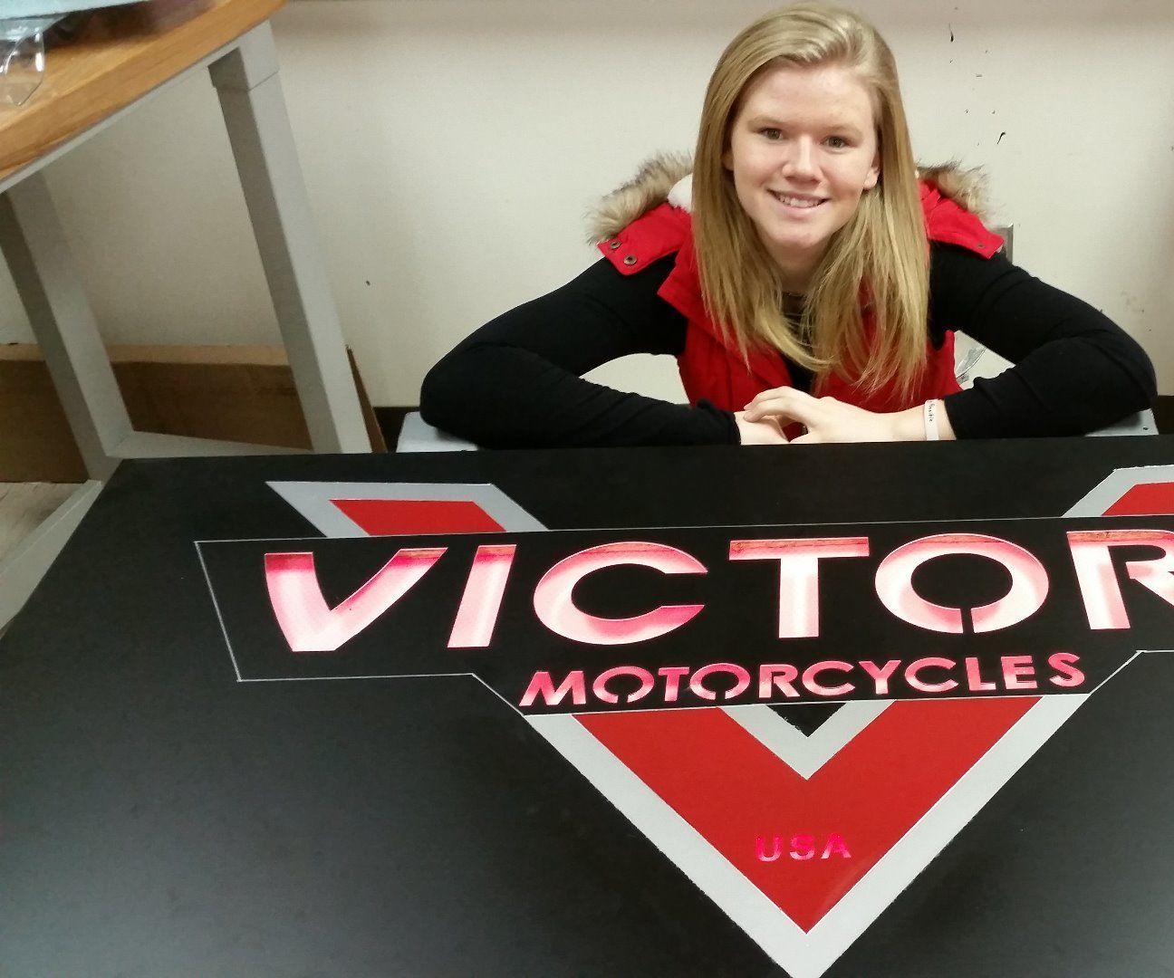 LED Sheet Metal Victory Sign