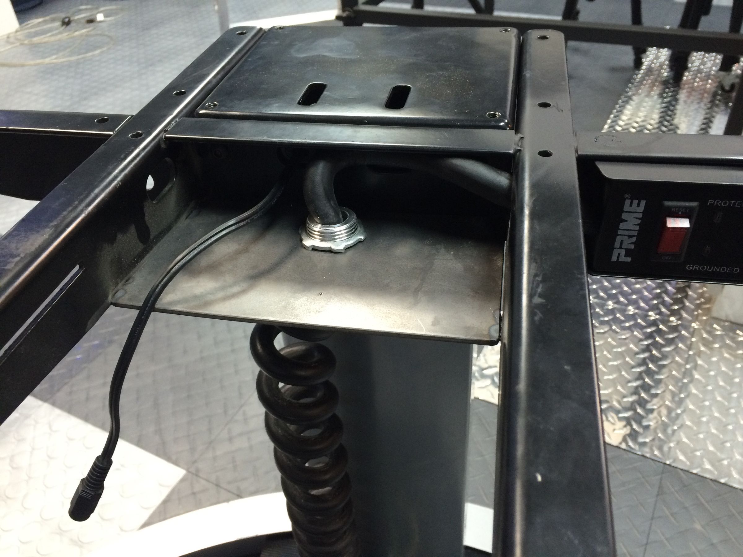 Adjustable Height (Sit / Stand) Desk Power Cord Hack : 4 Steps