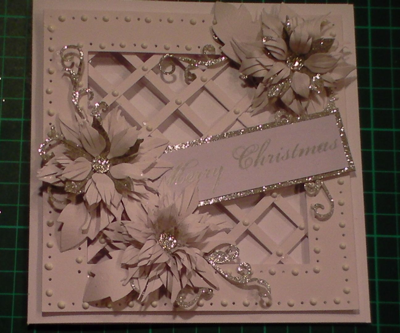 Make a Sparkly Poinsettia Christmas Lattice Card 