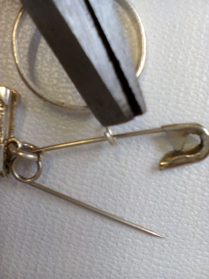BEKECH Knitting Needle & Yarn Ball Brooch – Sewing-Themed Safety Pin Jewelry Gift For Knitters - View #6